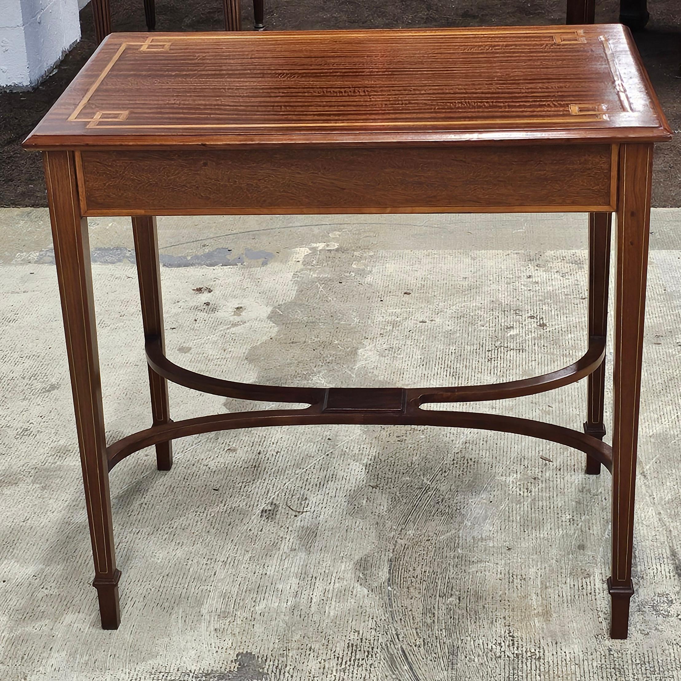 Autre Table d'appoint en acajou incrusté de bois de satin du 20e siècle de style édouardien en vente