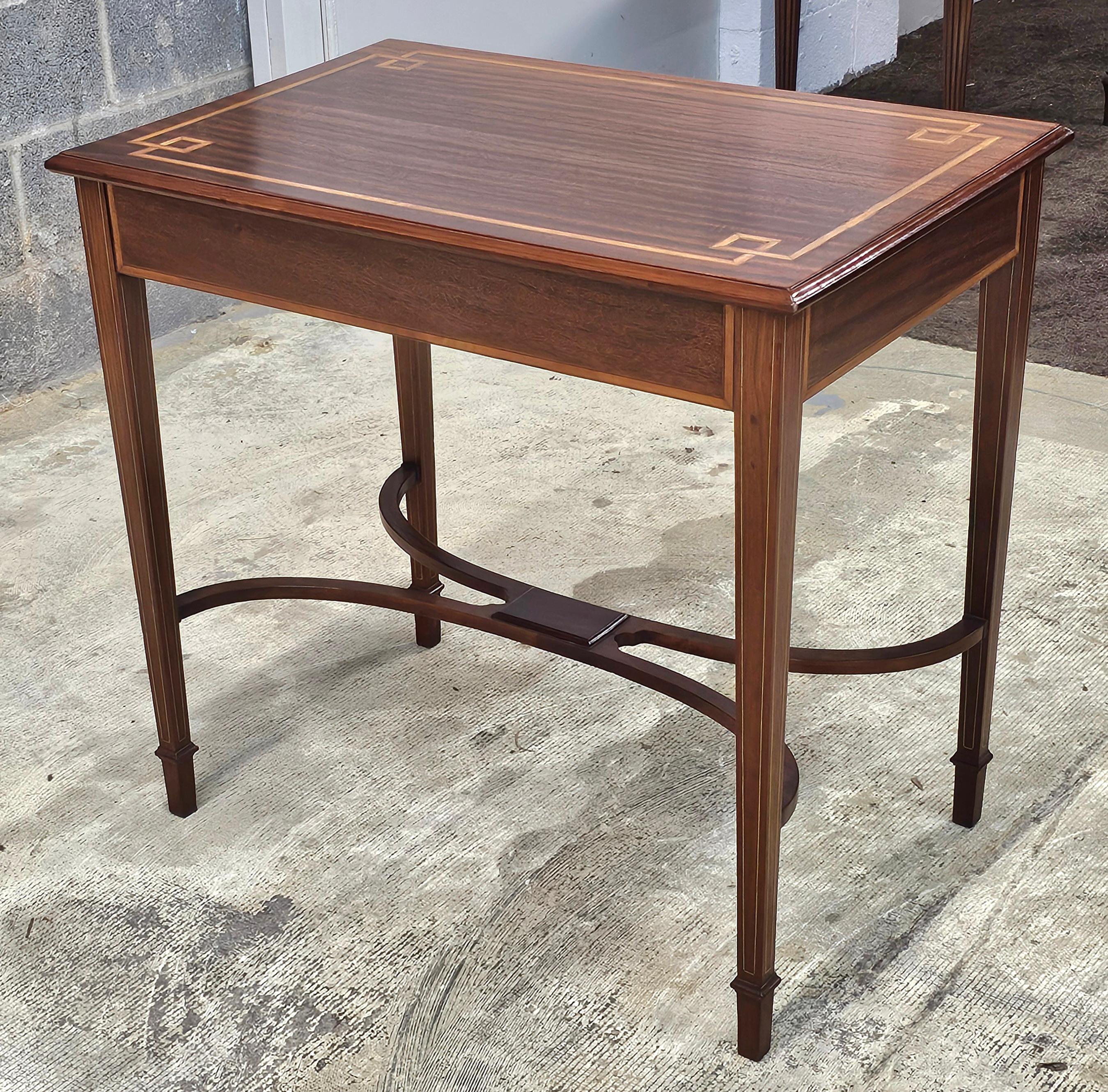 Table d'appoint en acajou incrusté de bois de satin du 20e siècle de style édouardien Excellent état - En vente à Germantown, MD