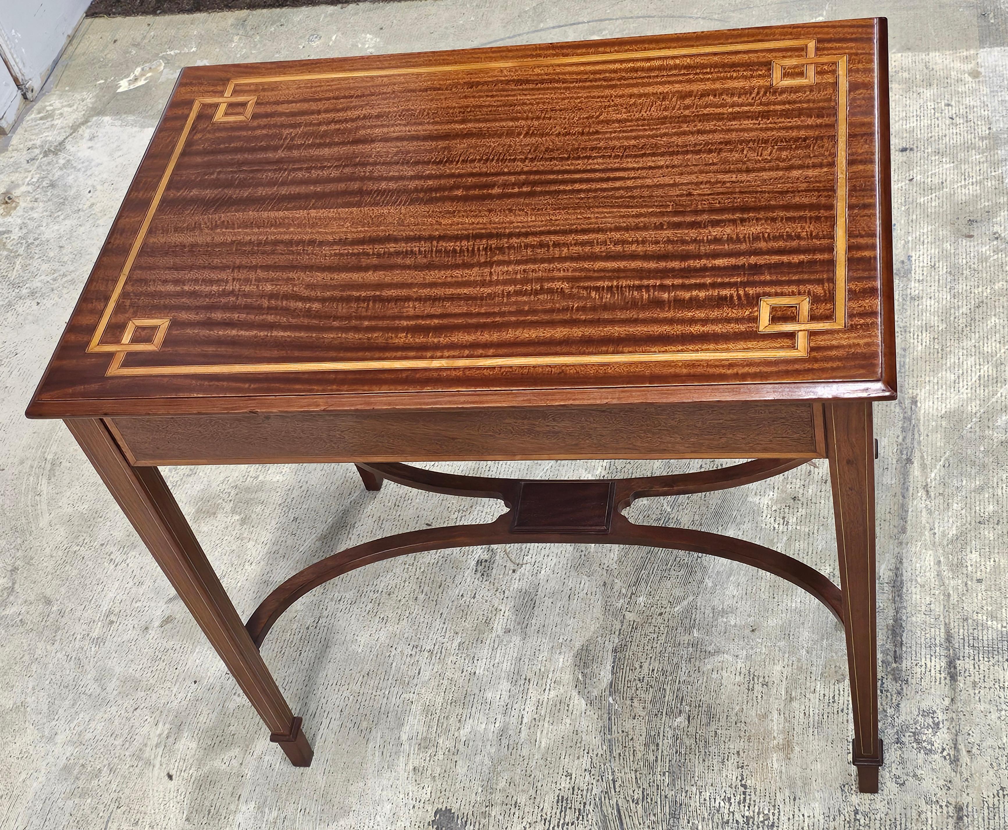 20ième siècle Table d'appoint en acajou incrusté de bois de satin du 20e siècle de style édouardien en vente