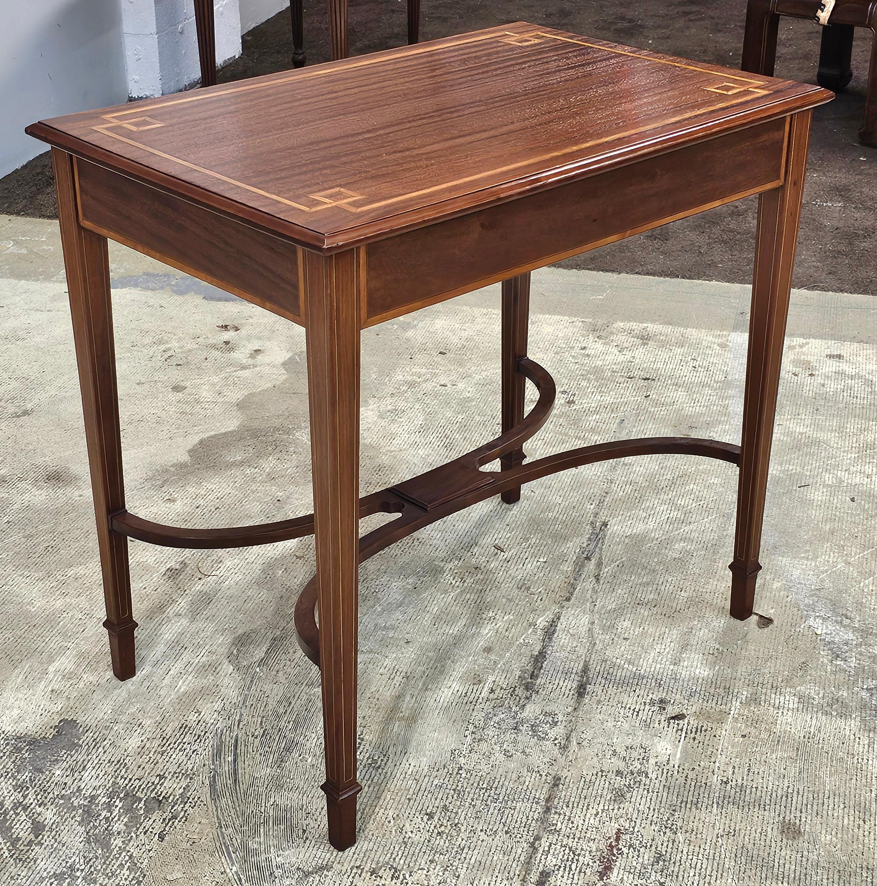 Acajou Table d'appoint en acajou incrusté de bois de satin du 20e siècle de style édouardien en vente