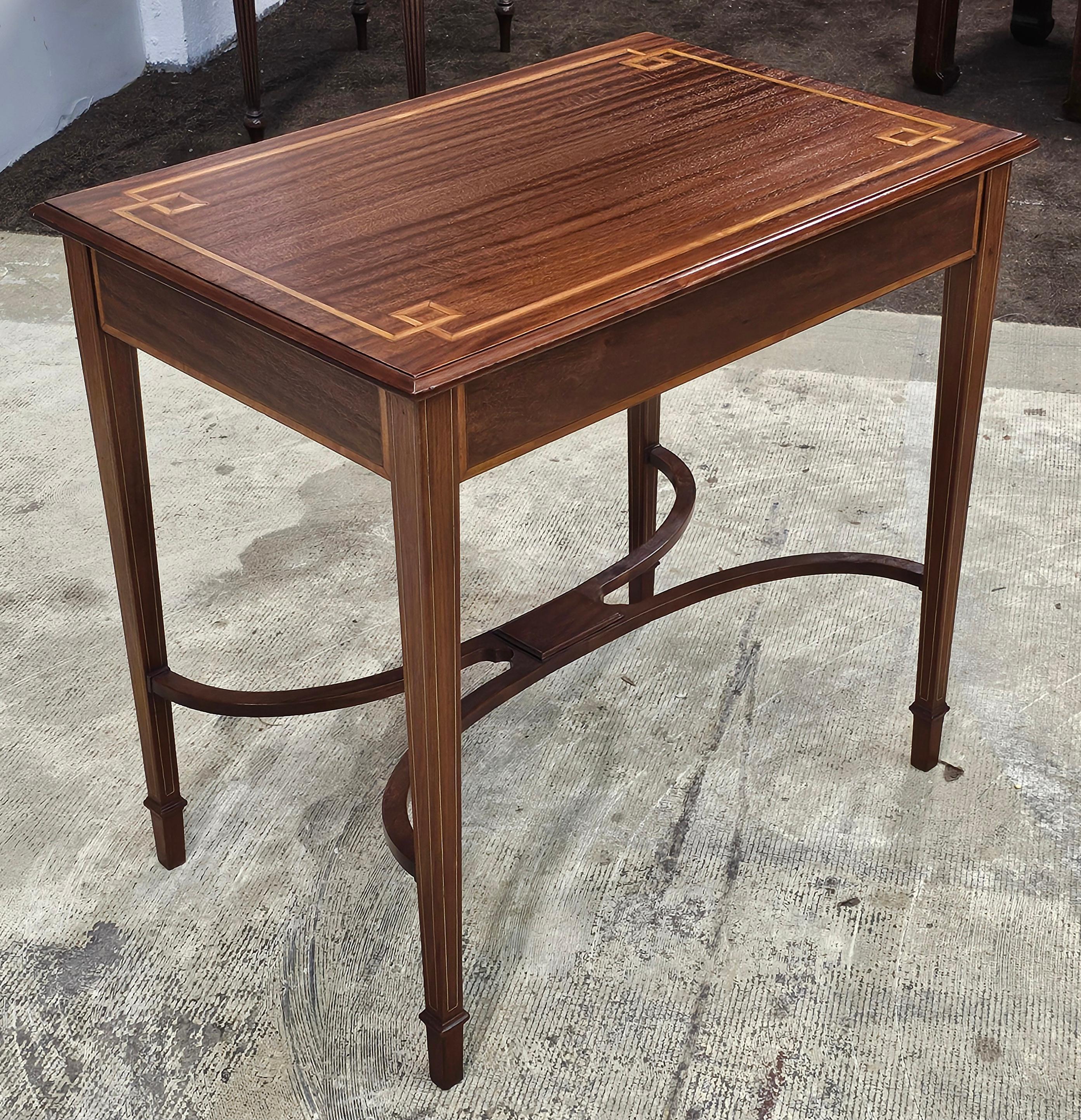 Table d'appoint en acajou incrusté de bois de satin du 20e siècle de style édouardien en vente 1