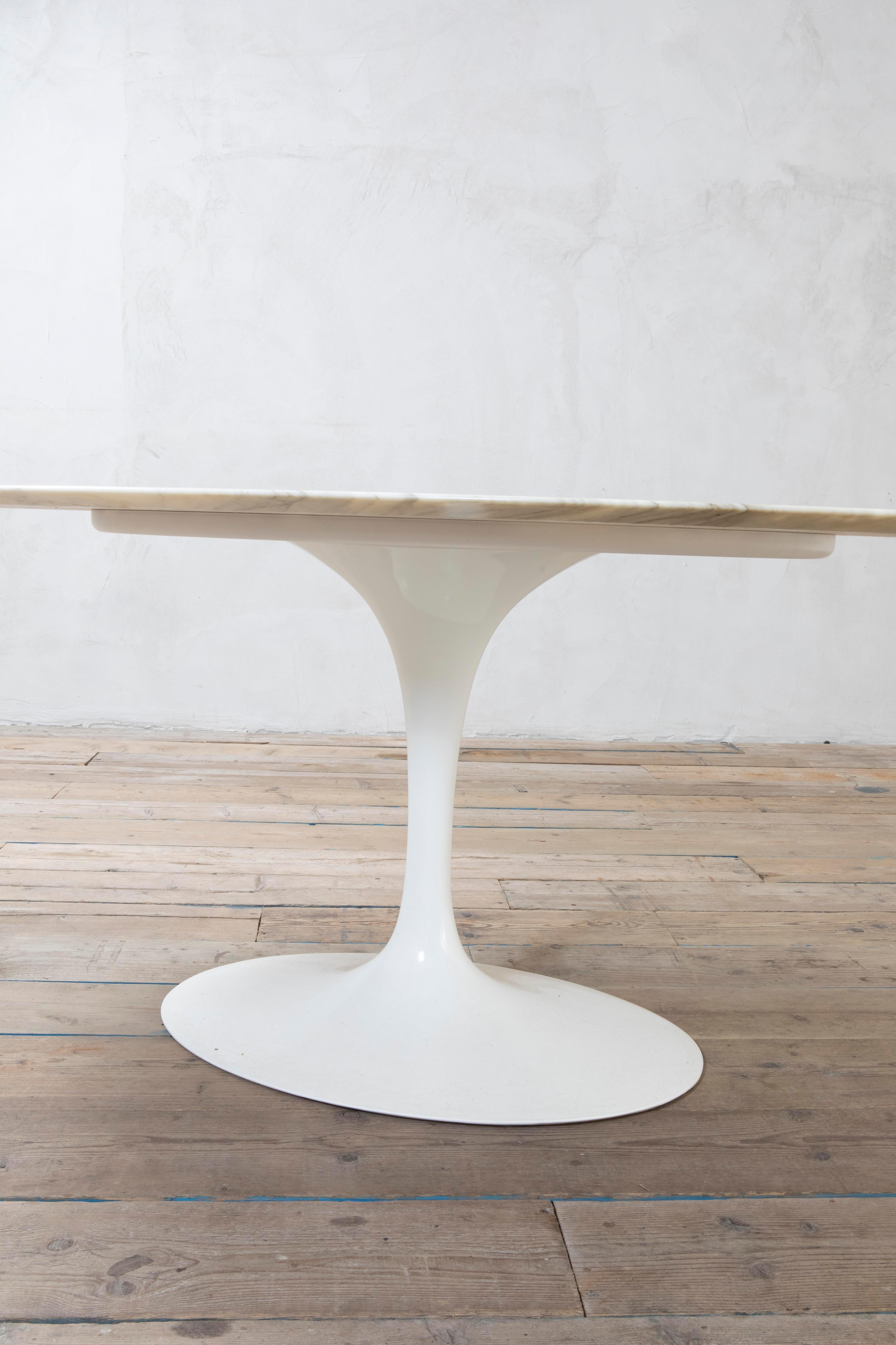 20e siècle, Eero Saarinen Guéridon à plateau en marbre, Tulipe, 1970 en vente 3