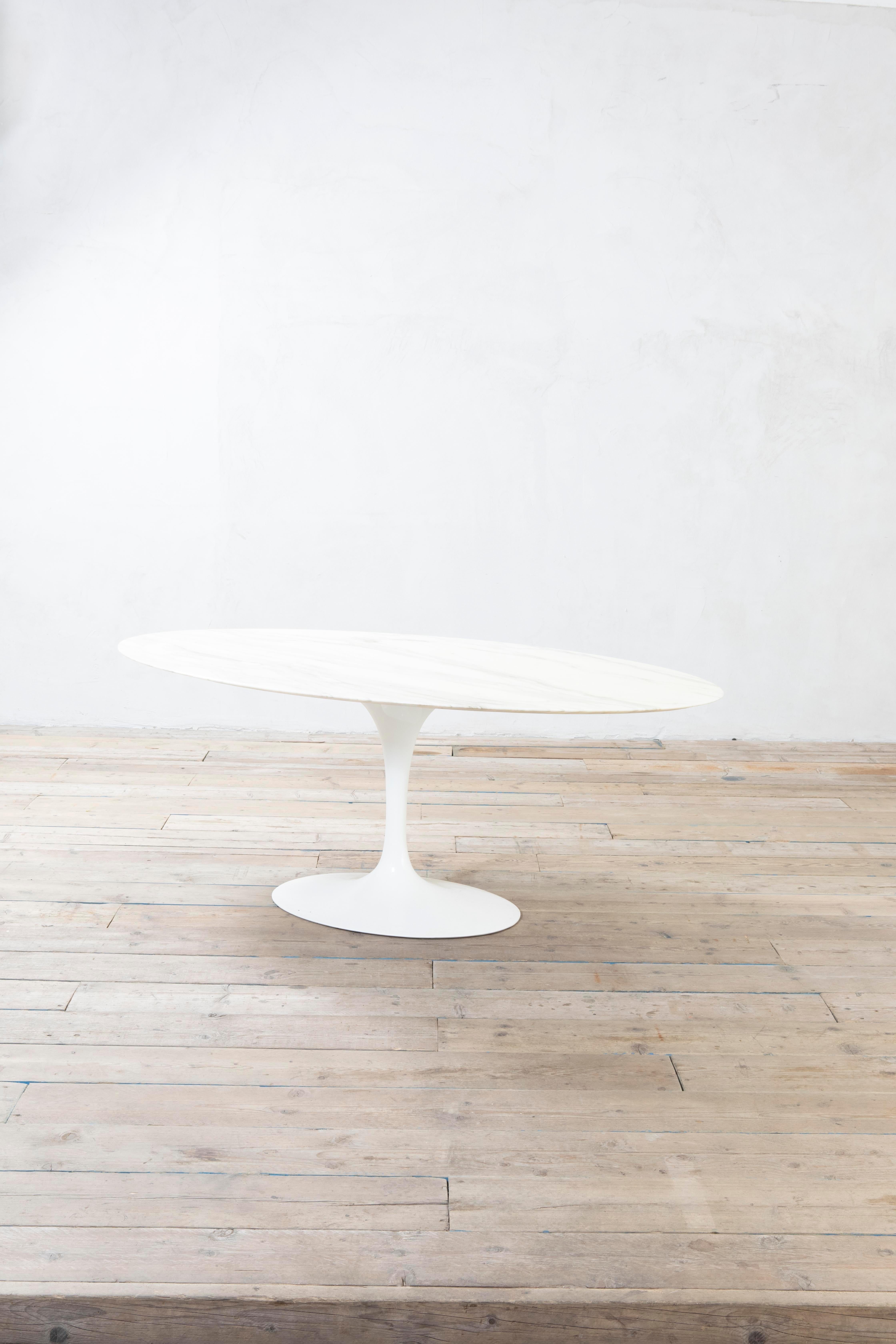 Aluminium 20e siècle, Eero Saarinen Guéridon à plateau en marbre, Tulipe, 1970 en vente