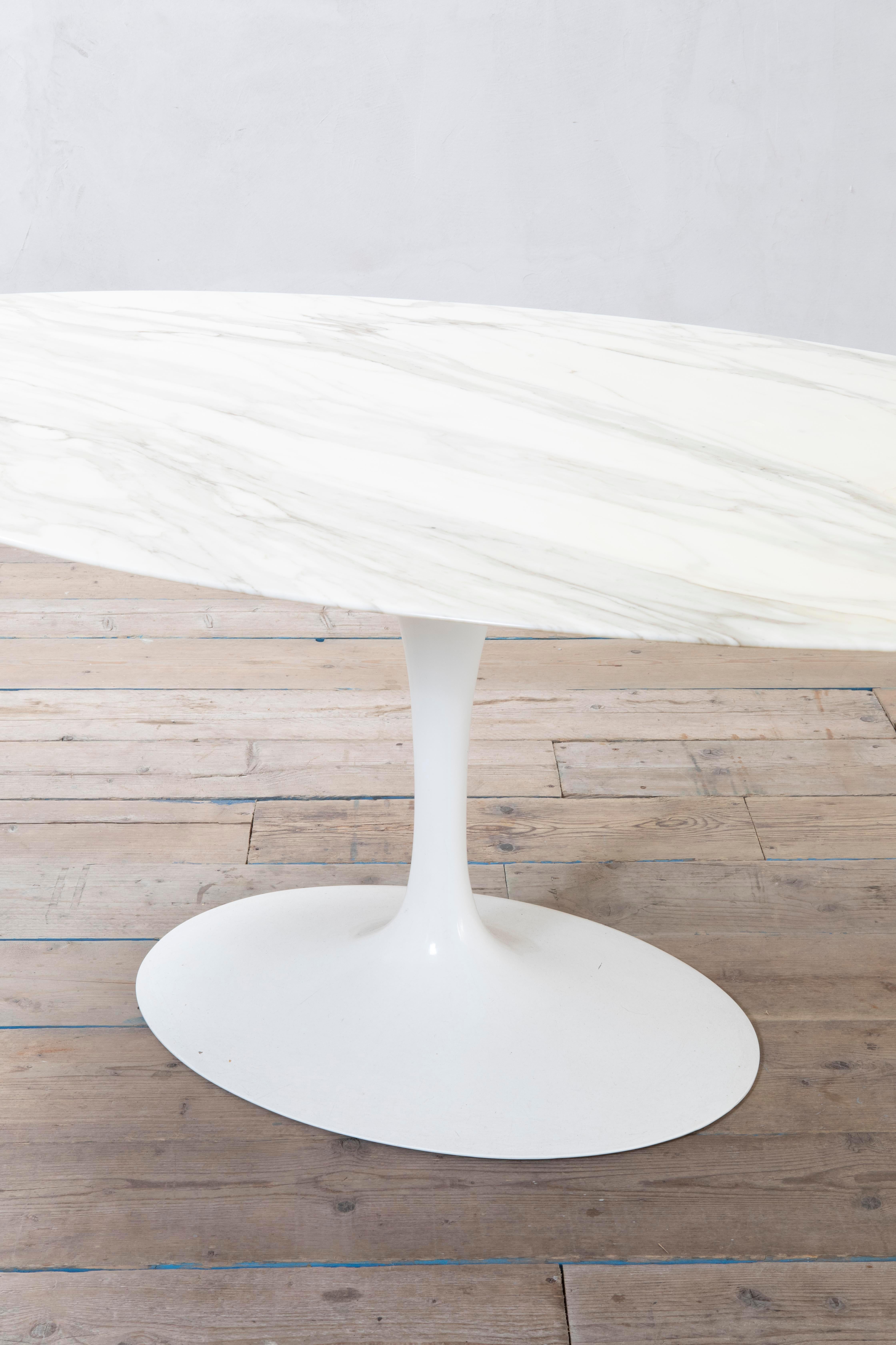 20e siècle, Eero Saarinen Guéridon à plateau en marbre, Tulipe, 1970 en vente 1