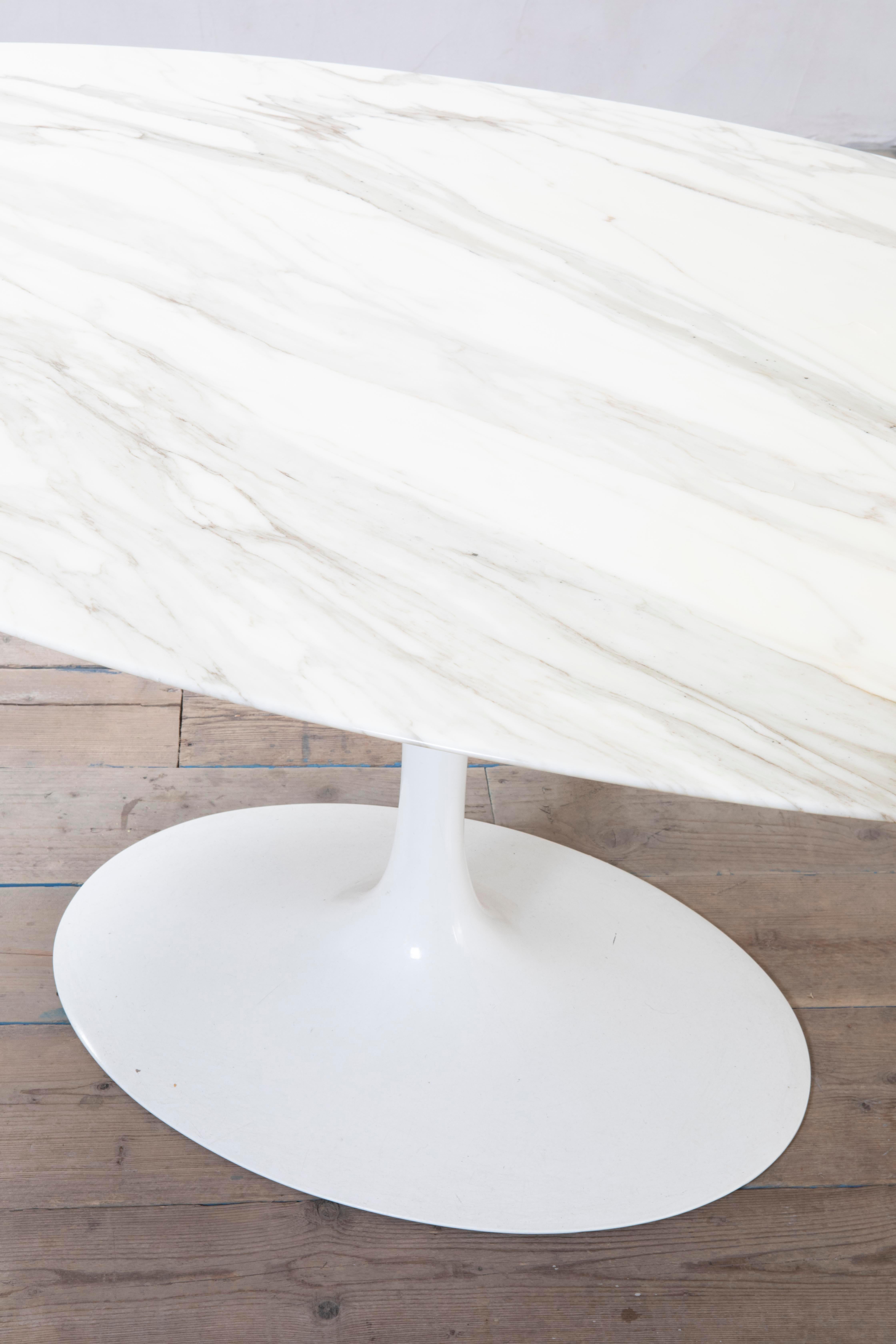 20e siècle, Eero Saarinen Guéridon à plateau en marbre, Tulipe, 1970 en vente 2