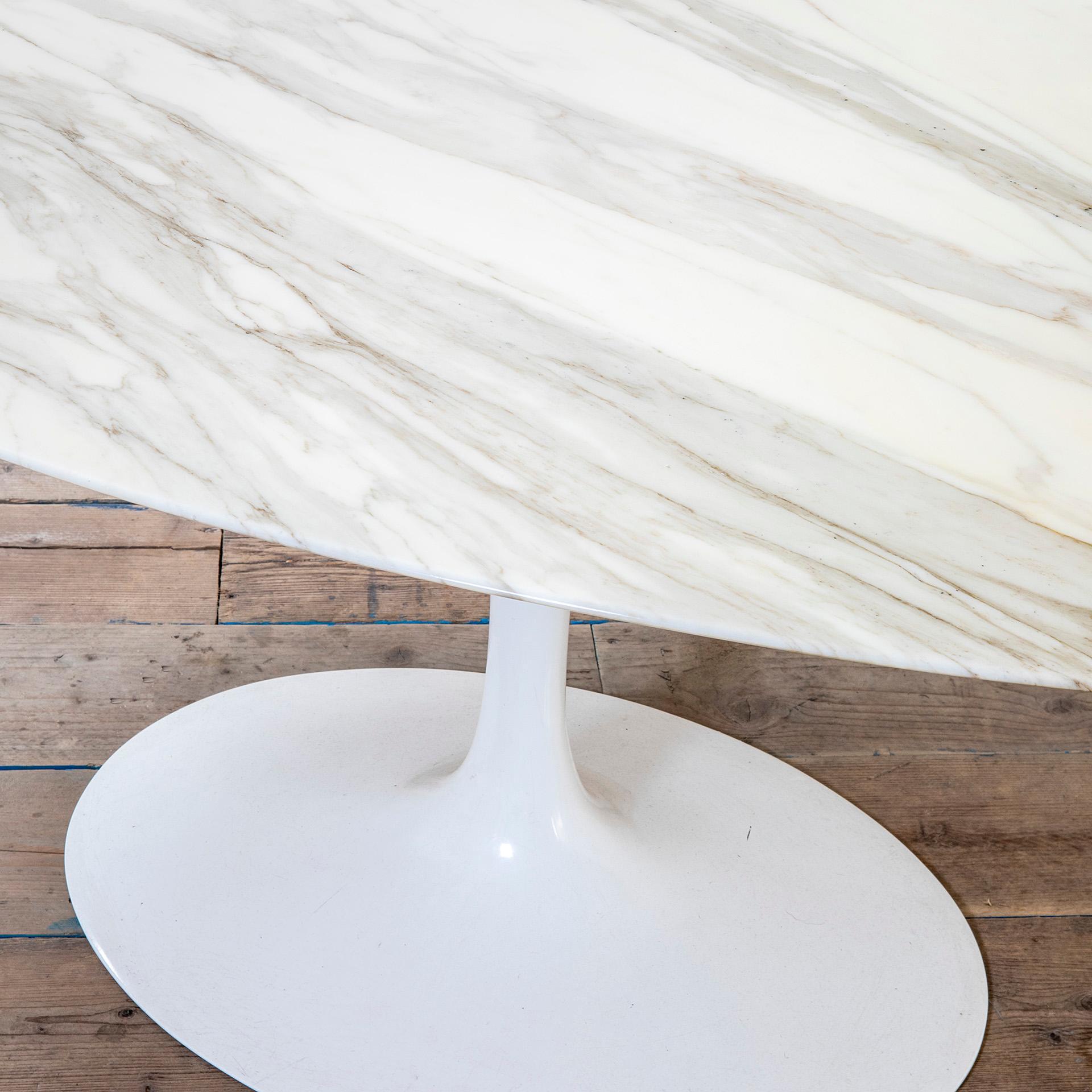 Modern 20th Century Eero Saarinen Knoll Table mod Tulip in Calacatta Marble, 70s For Sale