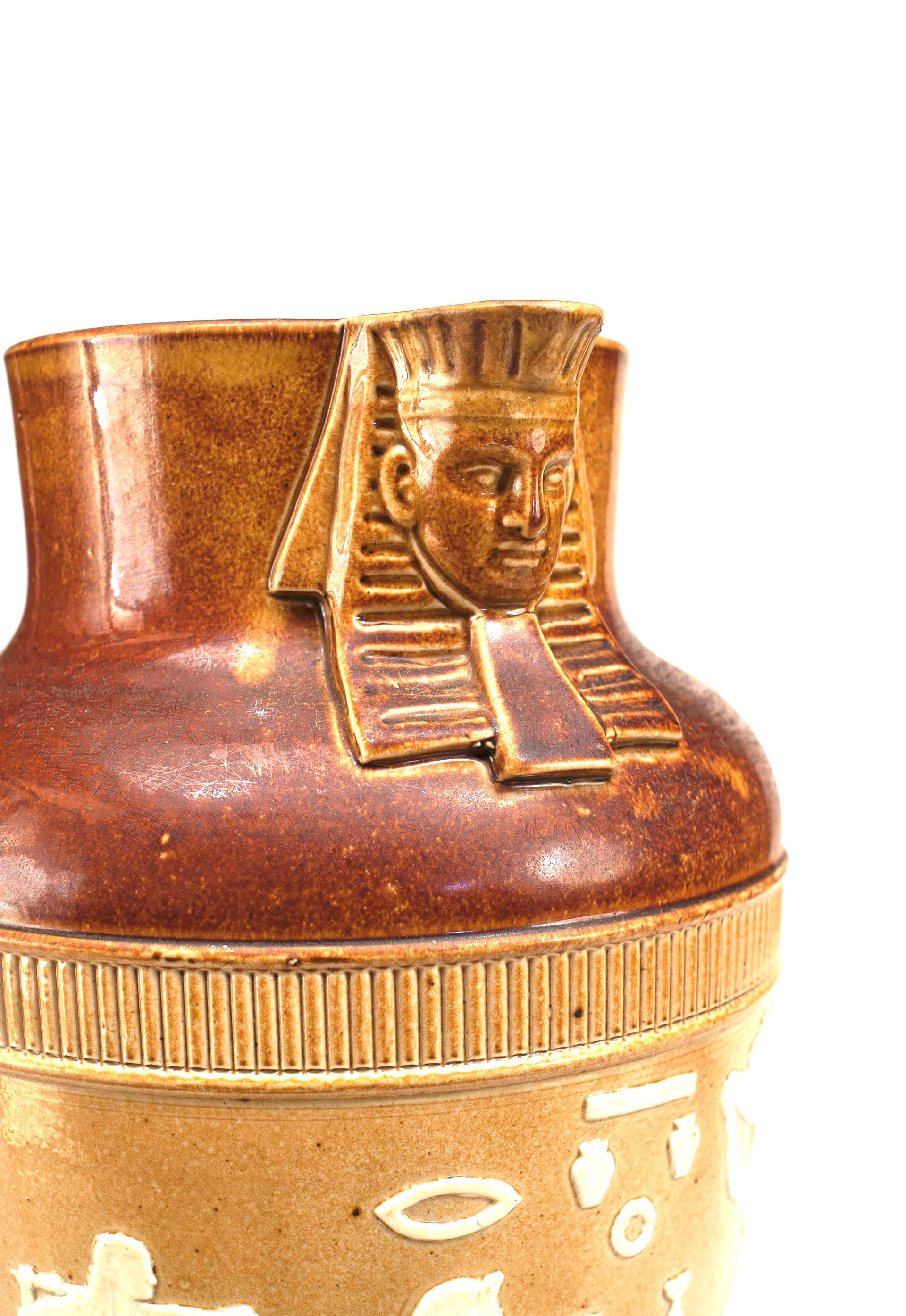 20ième siècle Pichet brun néo-égyptien du 20e siècle en vente