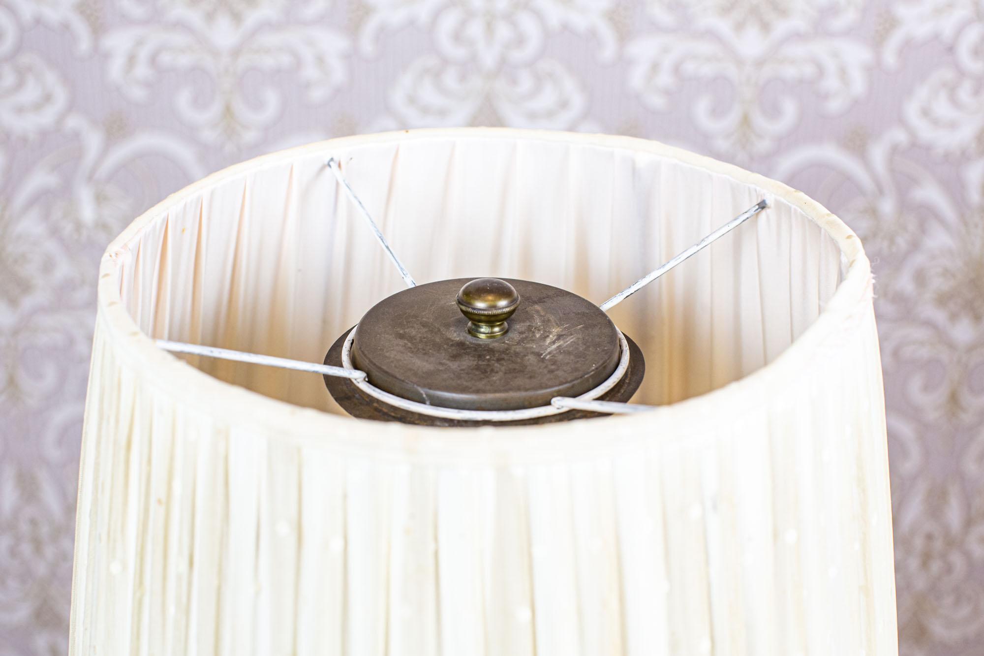Electric Table Lampe des 20. Jahrhunderts mit dekorativem Keramiksockel im Angebot 6