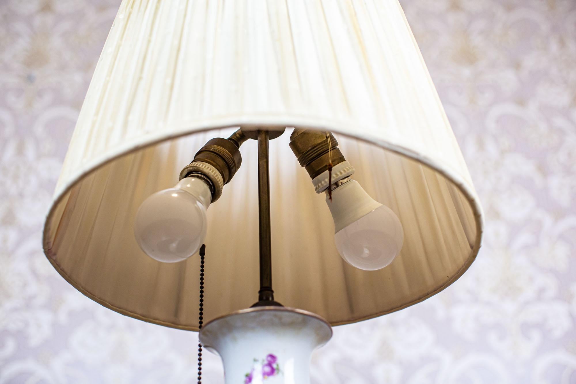 Electric Table Lampe des 20. Jahrhunderts mit dekorativem Keramiksockel im Angebot 7