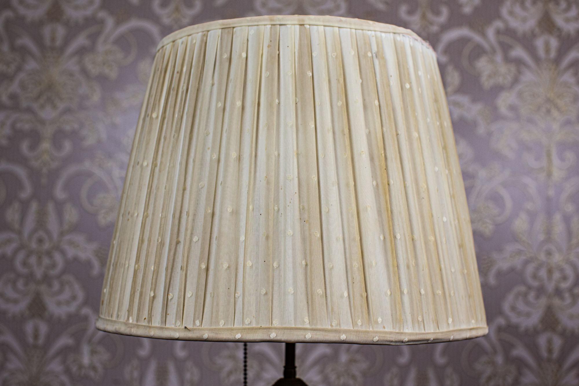 20th-Century Electric Table Lamp with Decorative Ceramic Base For Sale 4