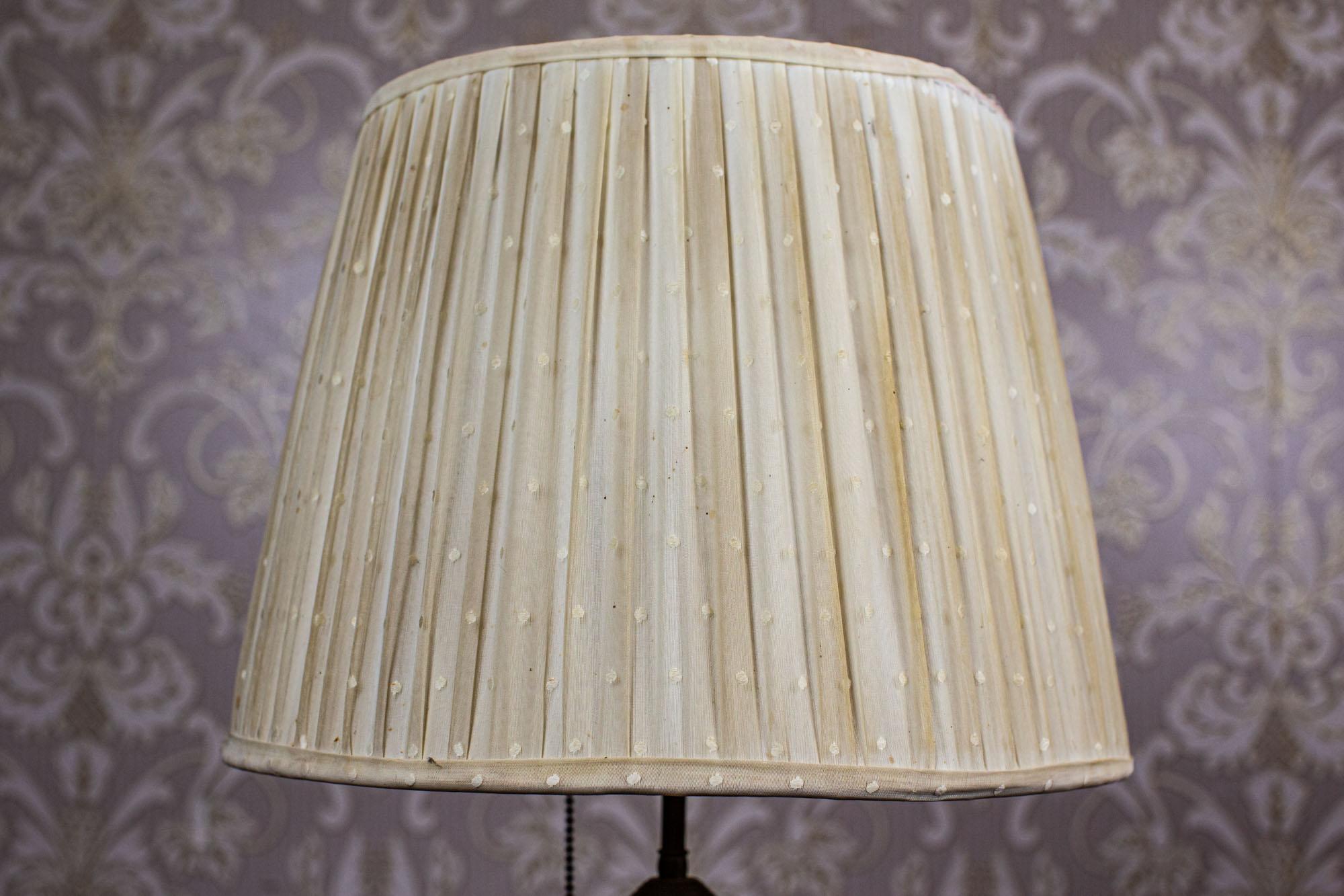 Lampada da tavolo elettrica del XX secolo con base decorativa in ceramica in vendita 4