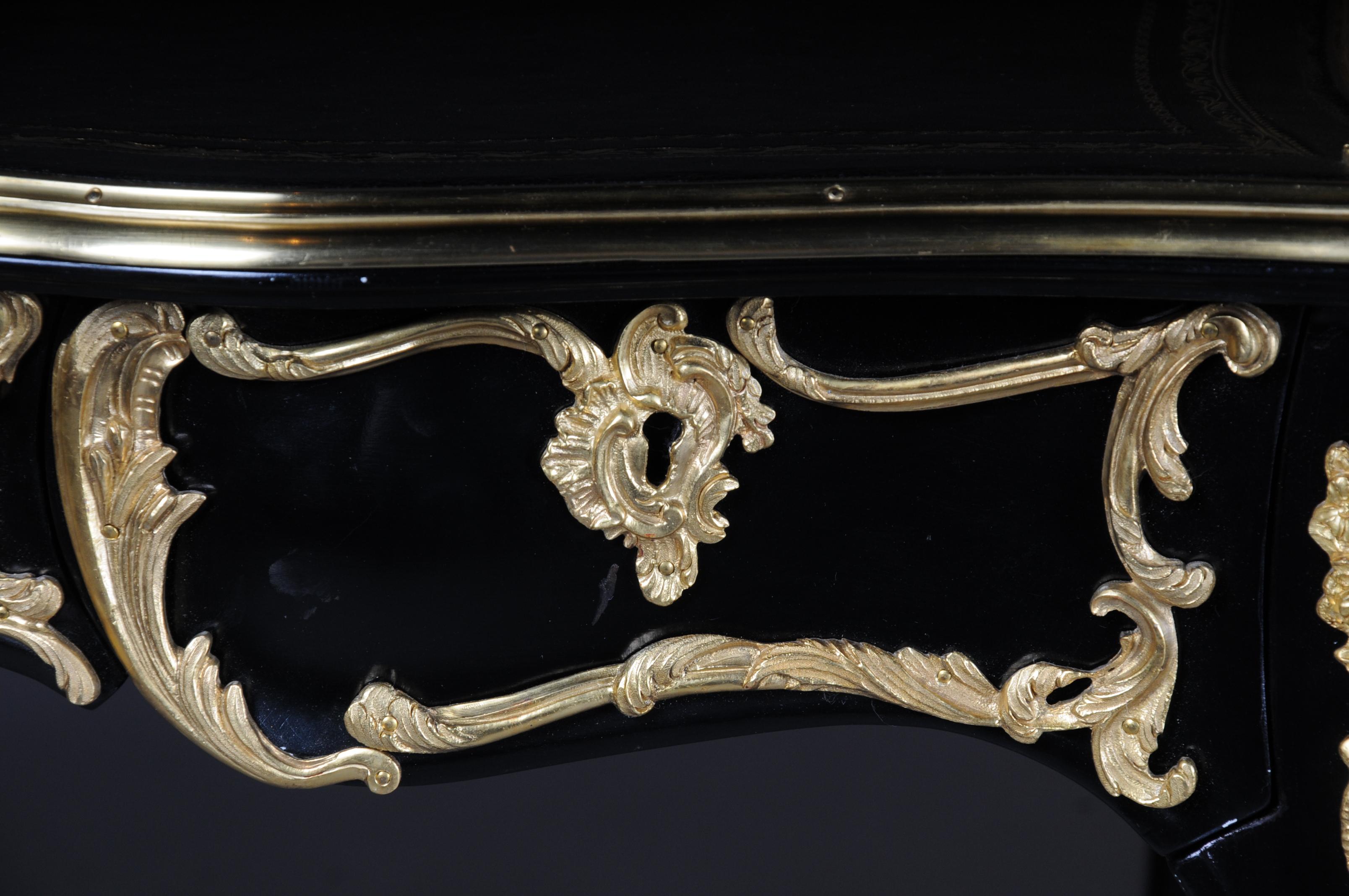 20e siècle Elegance Bureau Plat / Bureau d'écriture en hêtre Louis XV en vente 7