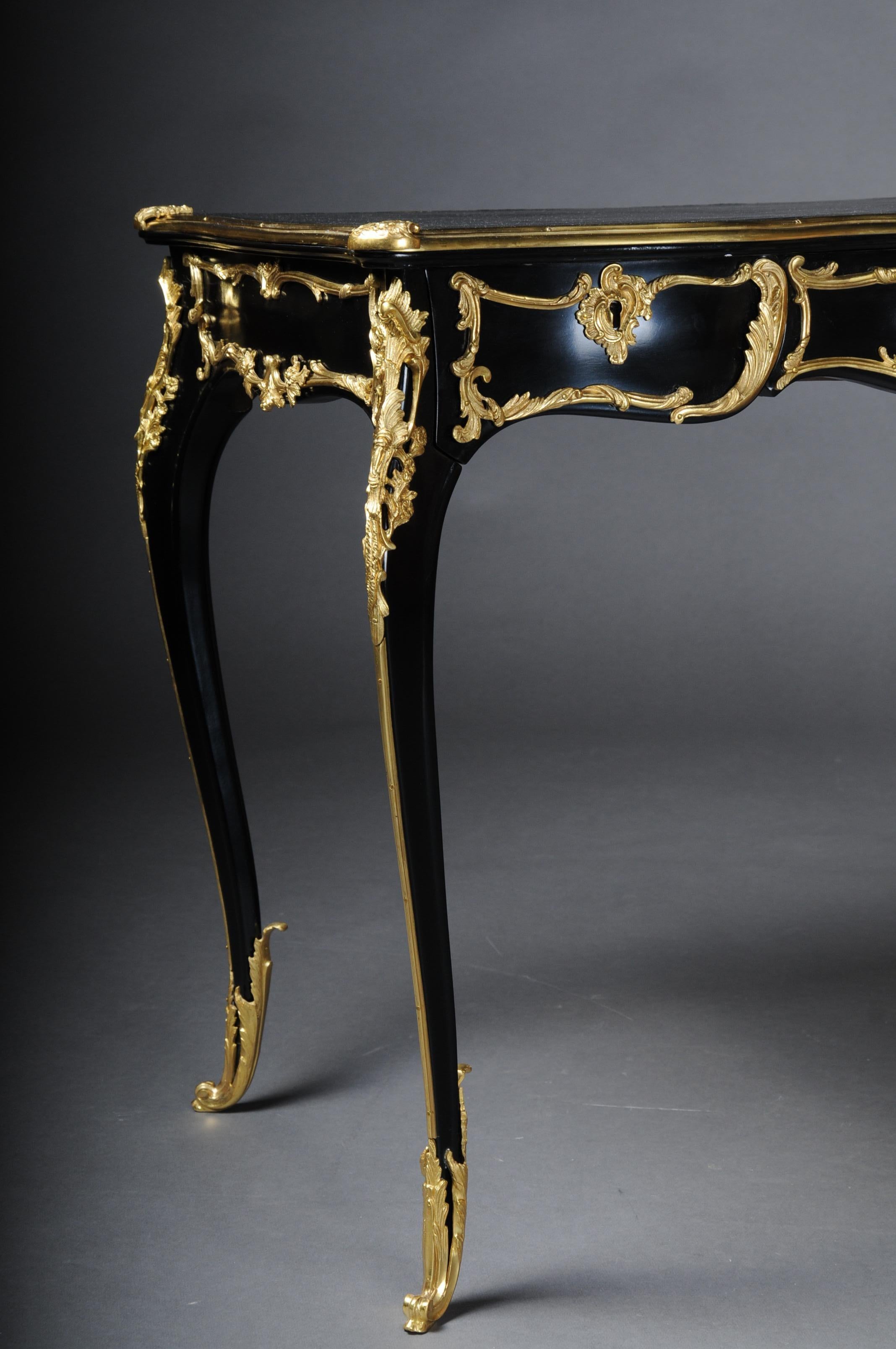 20ième siècle 20e siècle Elegance Bureau Plat / Bureau d'écriture en hêtre Louis XV en vente