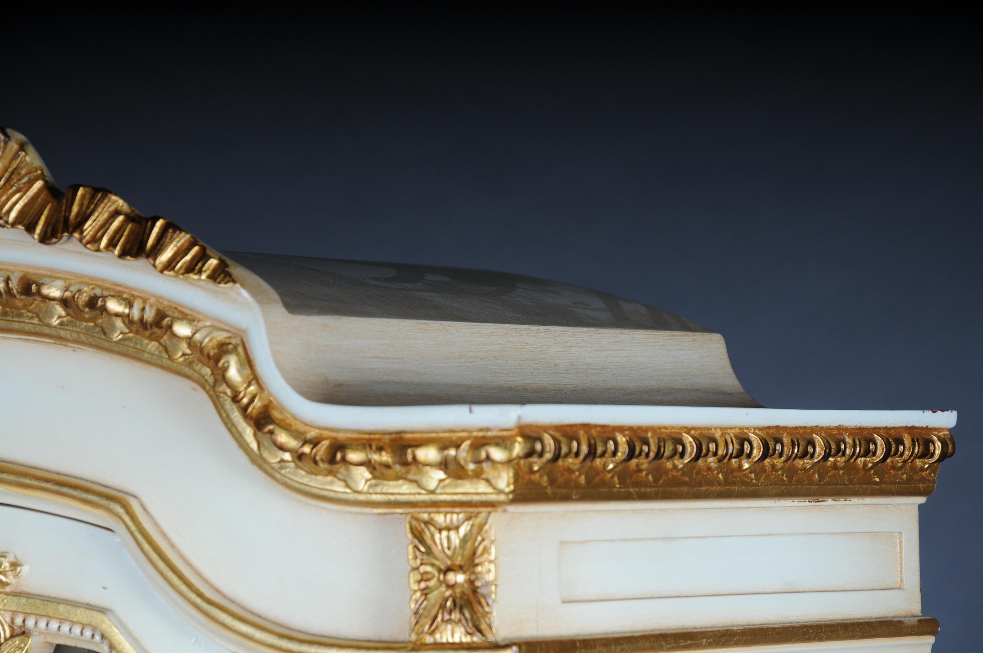 Elegante französische Vitrine im Louis-XVI-Stil des 20. Jahrhunderts im Angebot 11