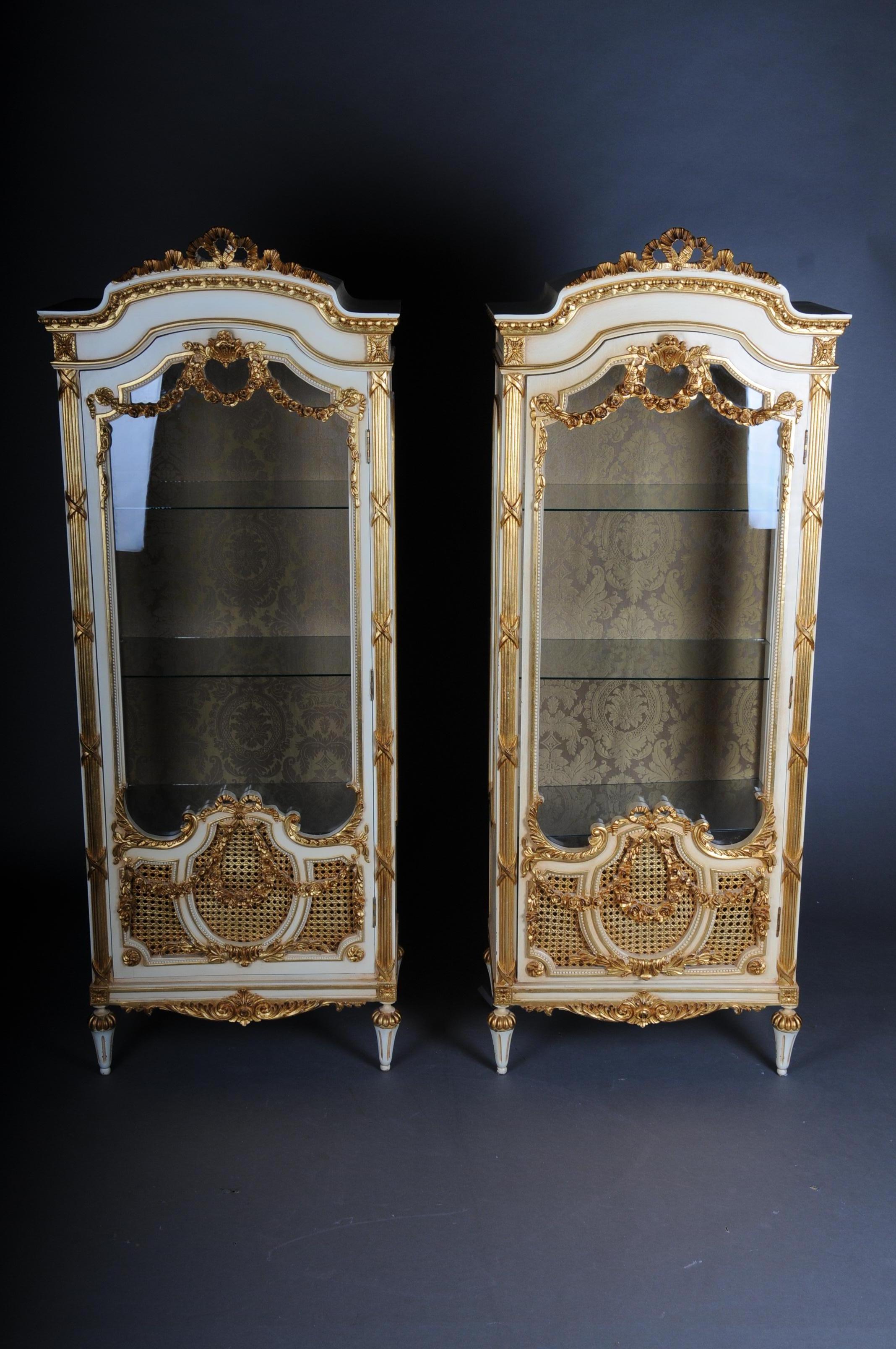 20th century elegant French Louis XVI style showcase

Solid beech wood, beige / cream frame and partially gold-plated. Upright rectangular, three-sided, facet-cut glazed, single-door body on conical legs. The front, corners and sides are provided