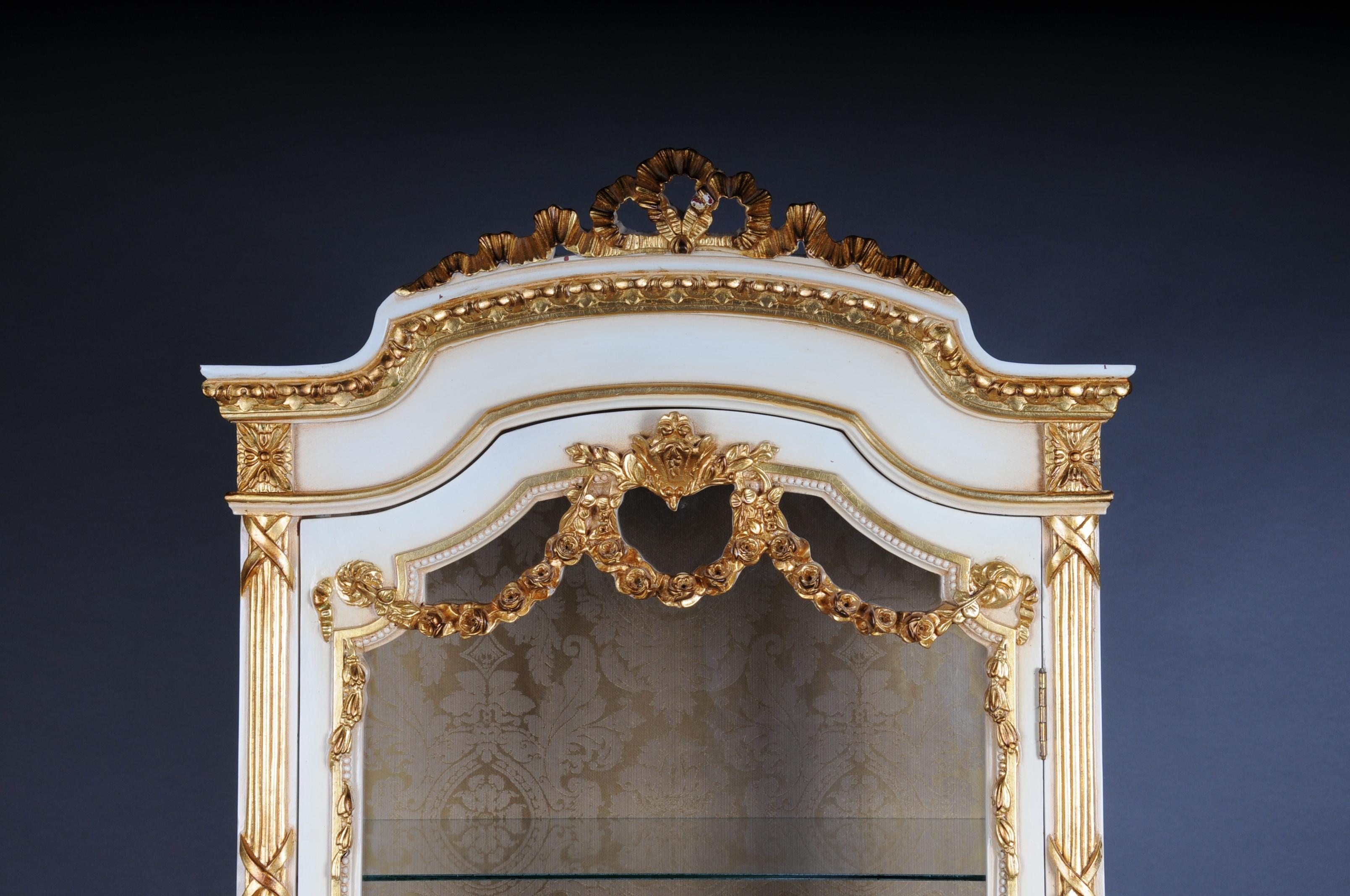 Hand-Carved 20th Century Elegant French Louis XVI Style Showcase For Sale