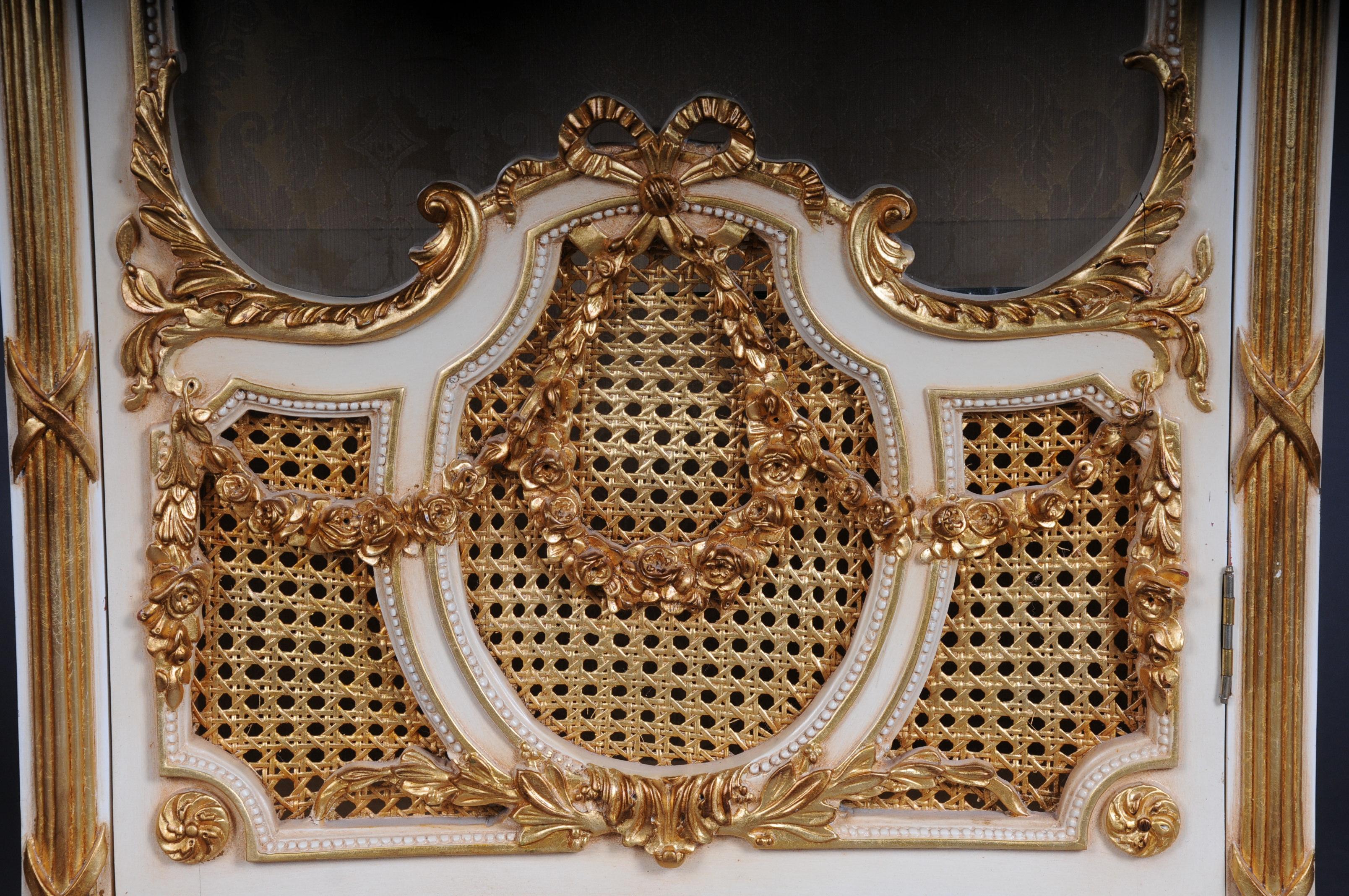 Elegante französische Vitrine im Louis-XVI-Stil des 20. Jahrhunderts (Handgeschnitzt) im Angebot