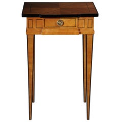 Table d'appoint élégante du XXe siècle en merisier de style classique, XXe siècle