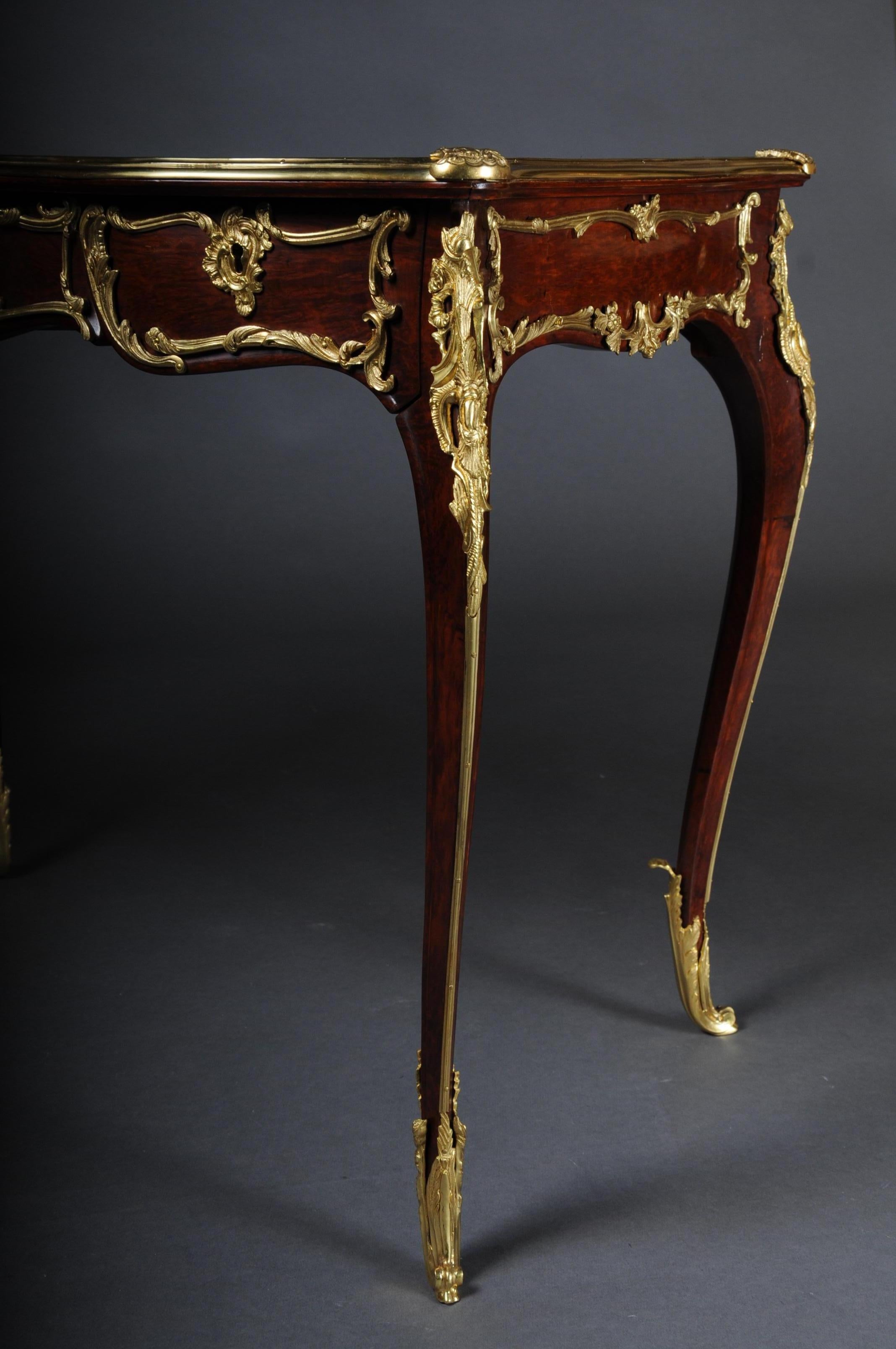 Eleganter furnierter Bureau Plat oder Schreibtisch im Louis XV-Stil des 20. Jahrhunderts (Vergoldet) im Angebot