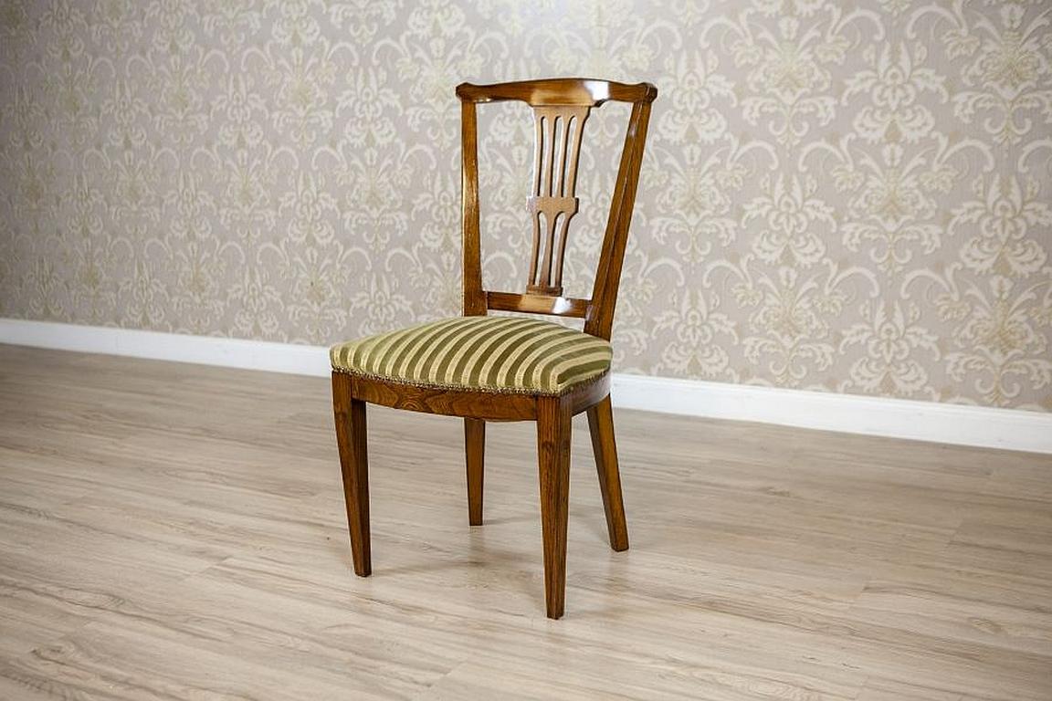 20th-Century Elm Chair in Striped Upholstery

We present you this single chair from the mid. 20th century. The piece is made of elm wood and covered in striped upholstery. Moreover, the backrest is smooth, and the front legs are