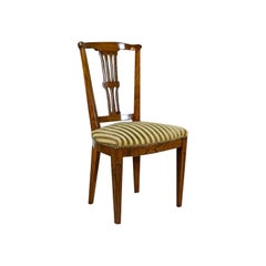 Chaise en orme du 20e siècle avec tapisserie rayée