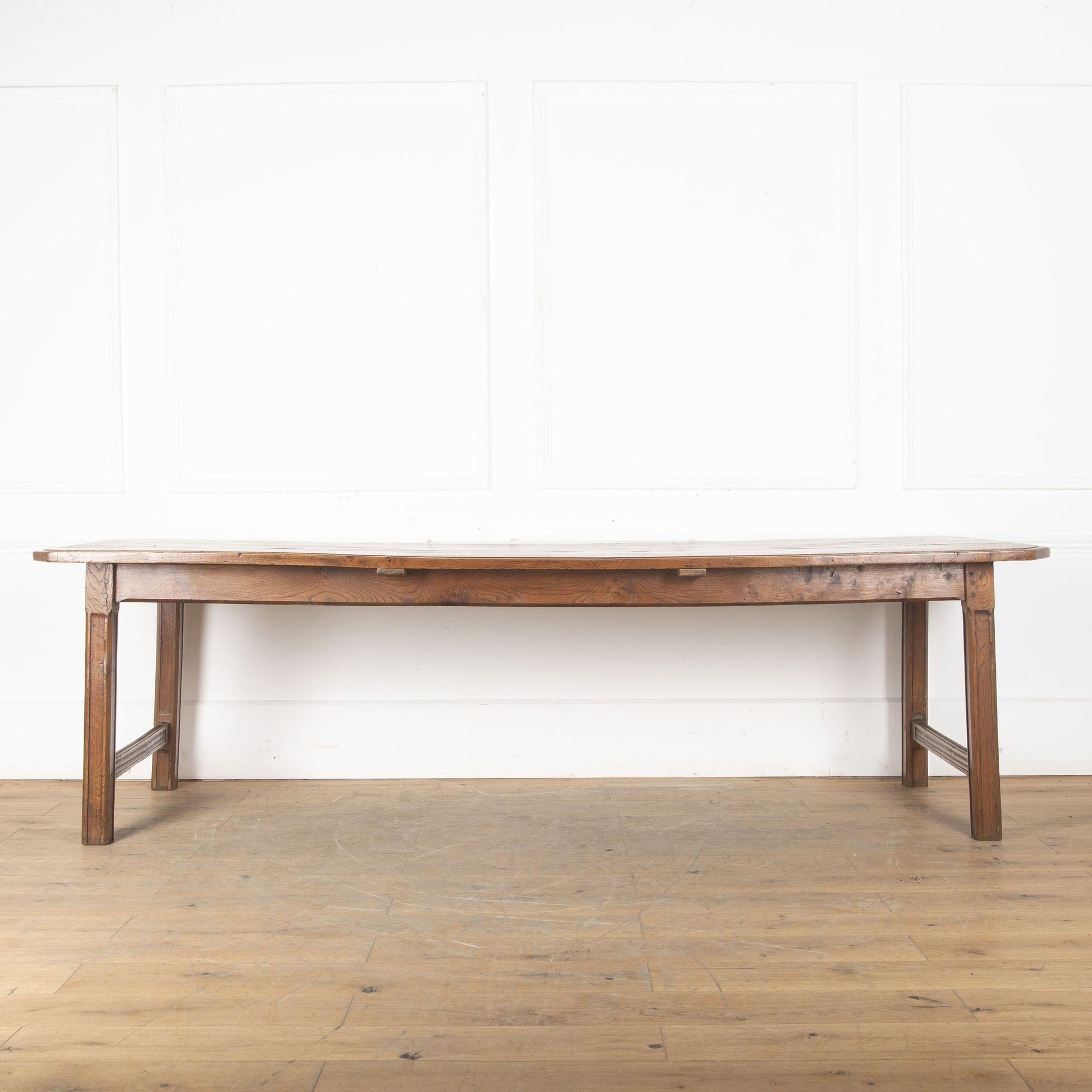 Mesa de granja francesa de olmo de principios del siglo XX.
Procedente de la región francesa de Normandía, esta mesa tiene capacidad para 8-10 personas.
Con una maravillosa figuración en la parte superior, esta pieza ha pasado por nuestros talleres