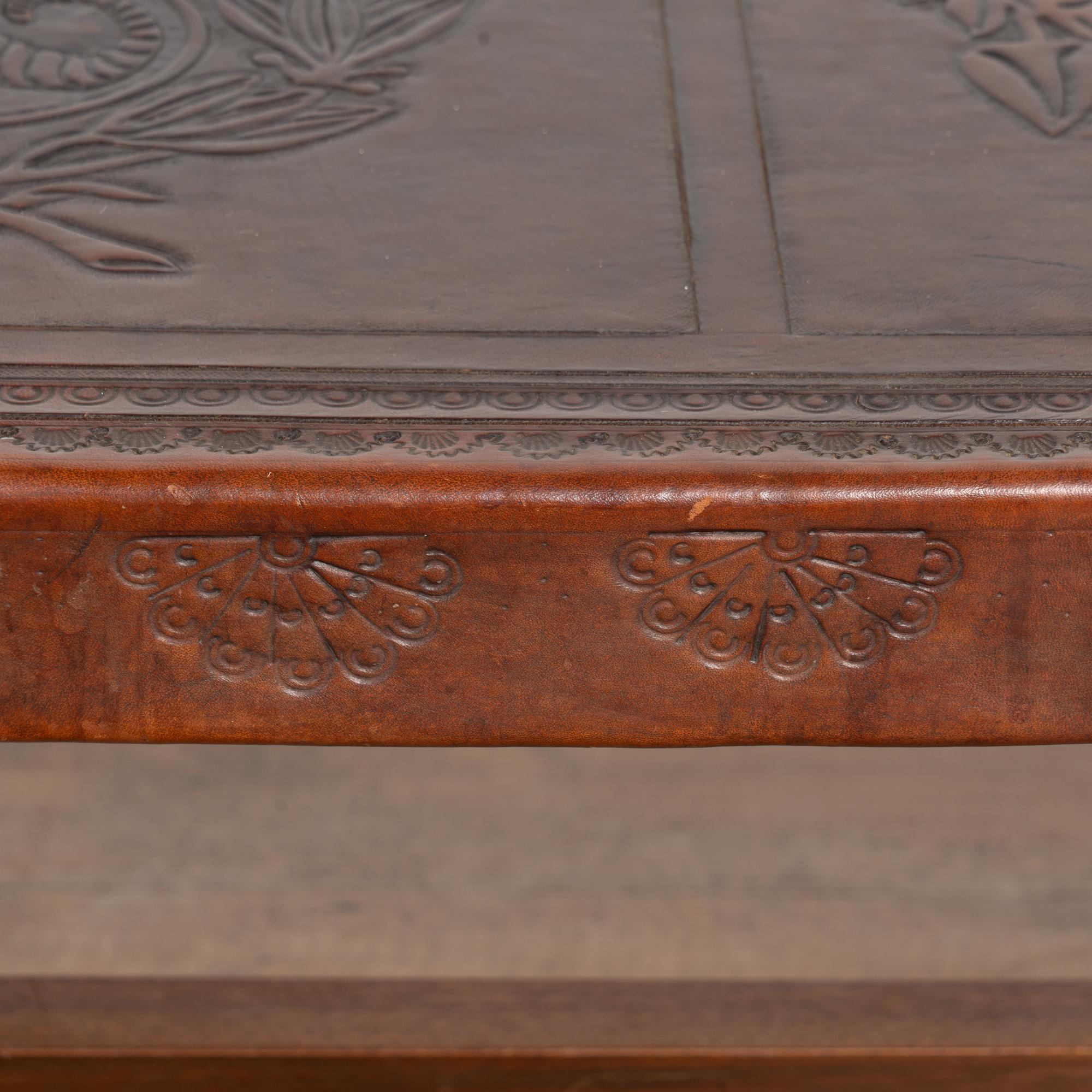 20th Century Embossed Leather Top Coffee Table, Spain en vente 6
