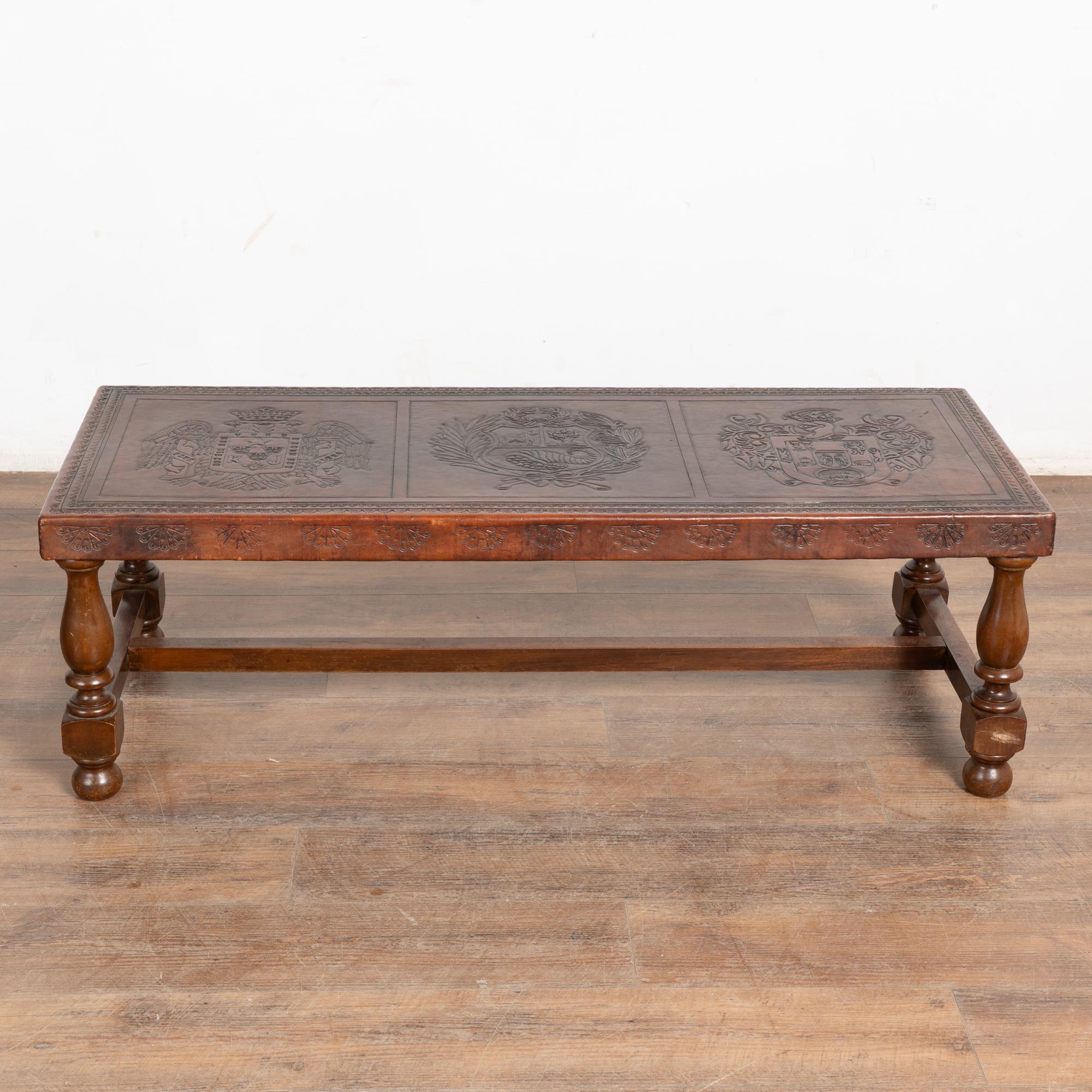 Colonial espagnol 20th Century Embossed Leather Top Coffee Table, Spain en vente