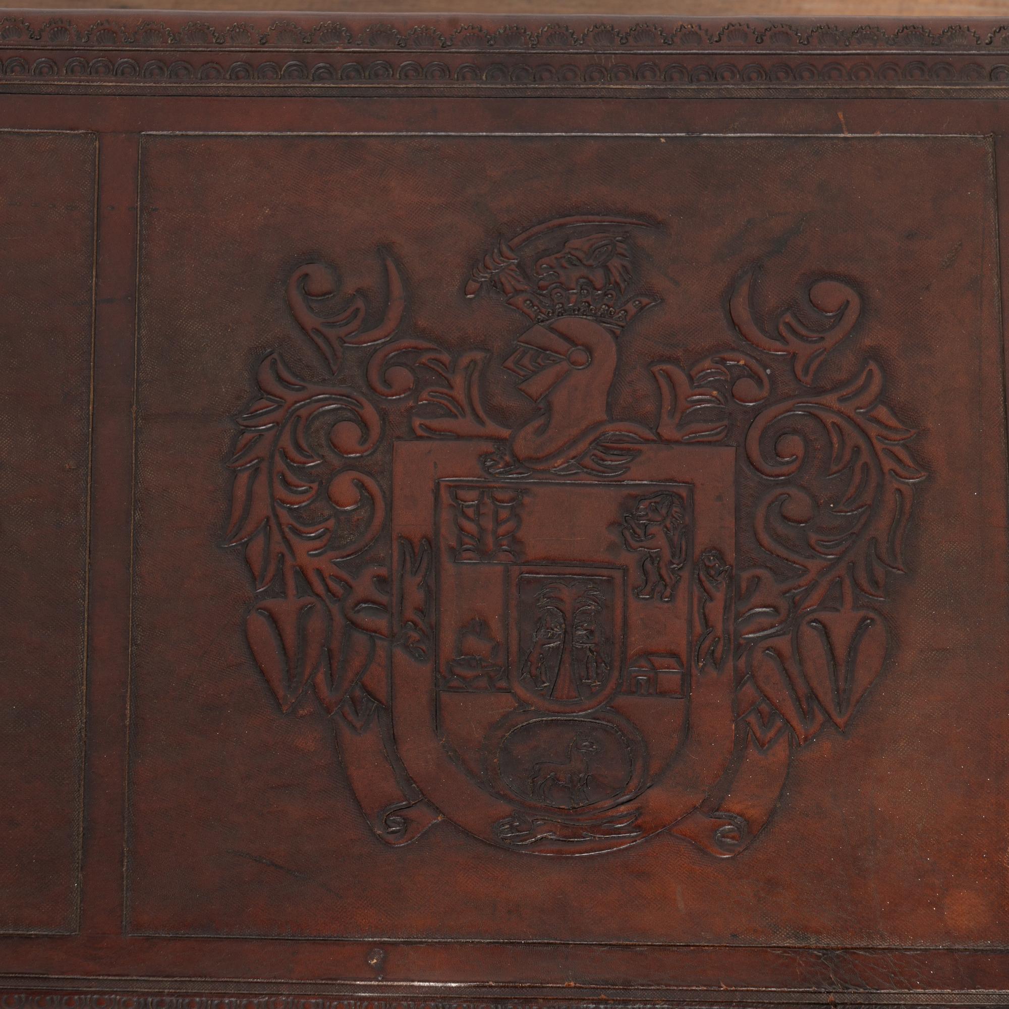 20th Century Embossed Leather Top Coffee Table, Spain en vente 1