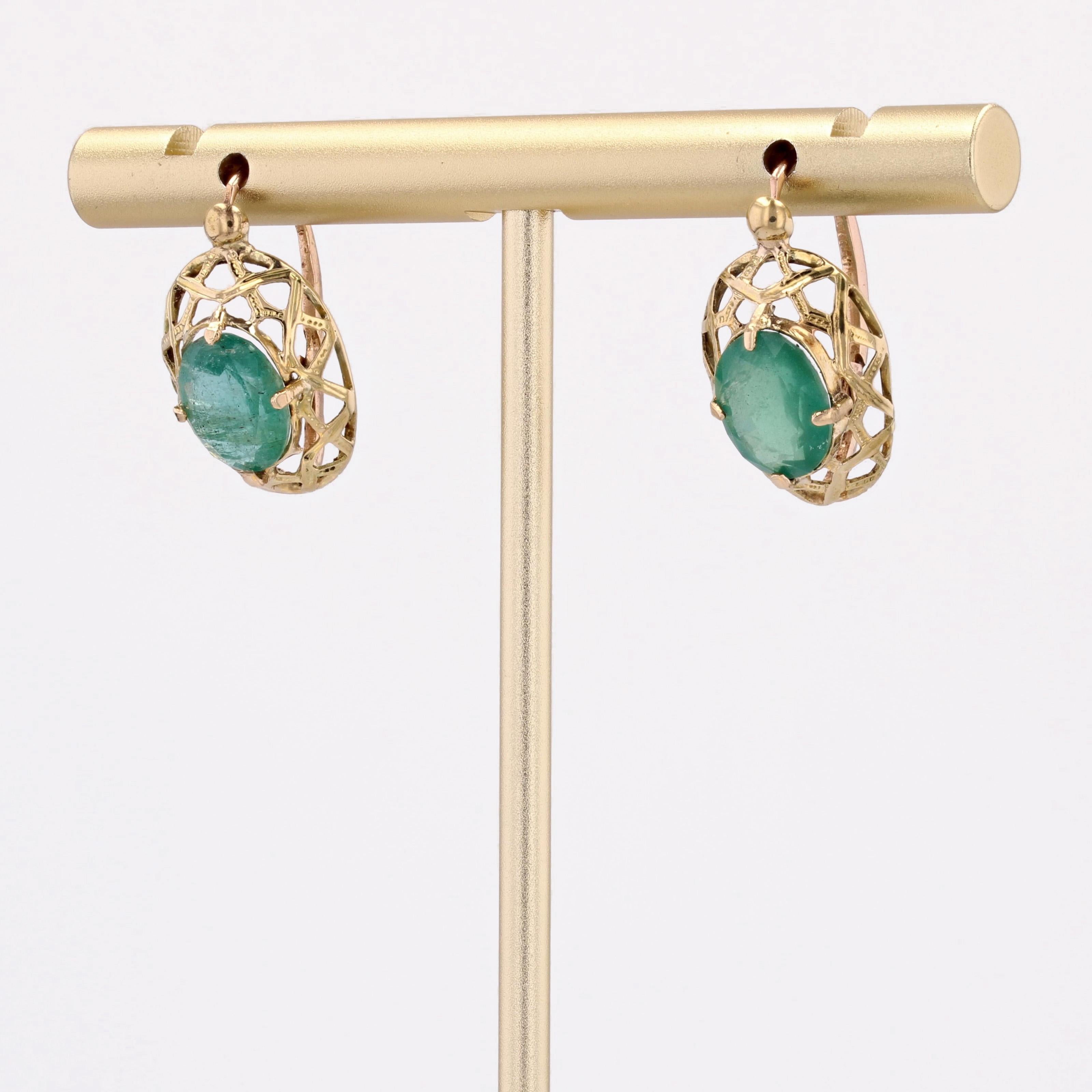 Oval Cut 20th Century Emerald 18 Karat Yellow Gold Earrings For Sale