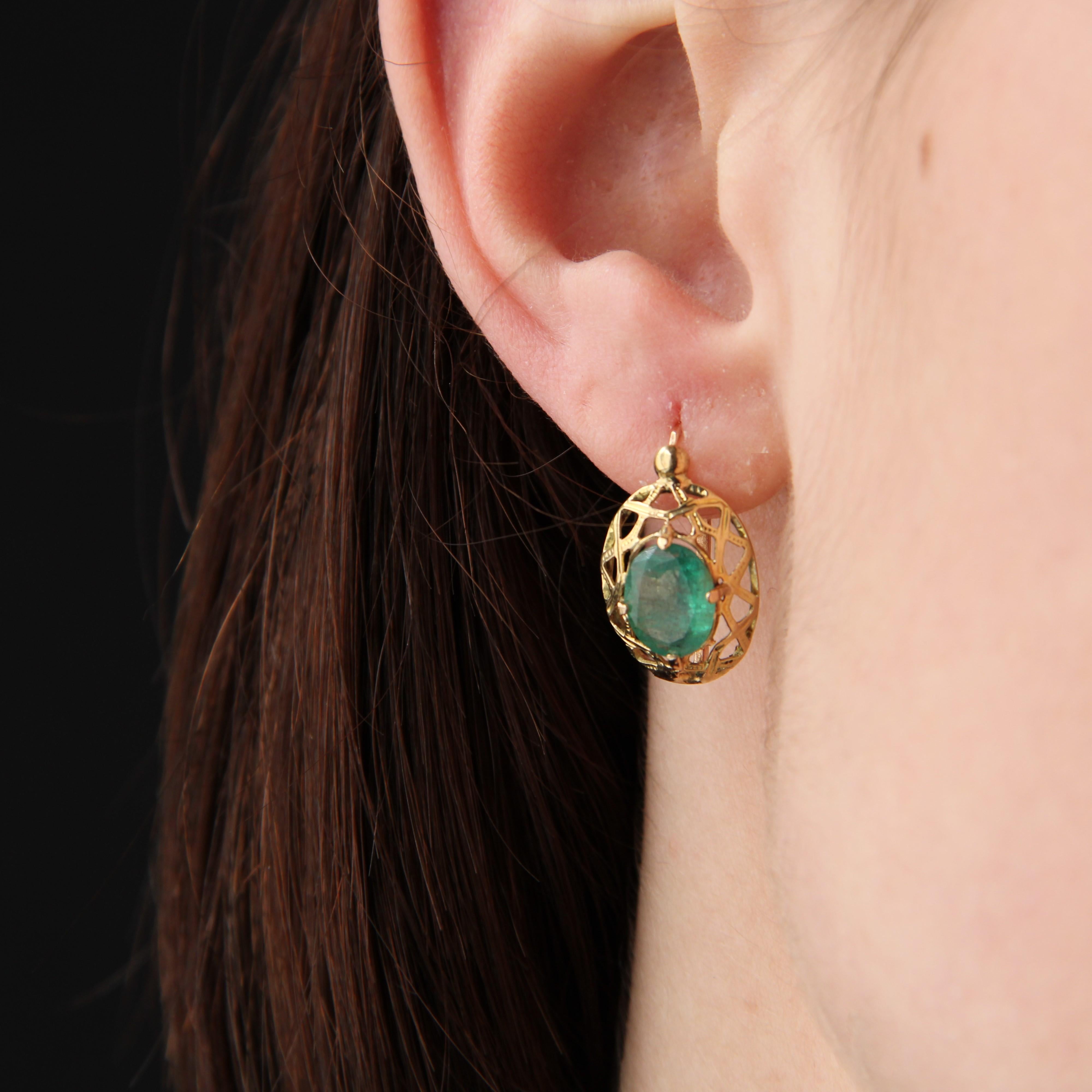 20th Century Emerald 18 Karat Yellow Gold Earrings For Sale 1