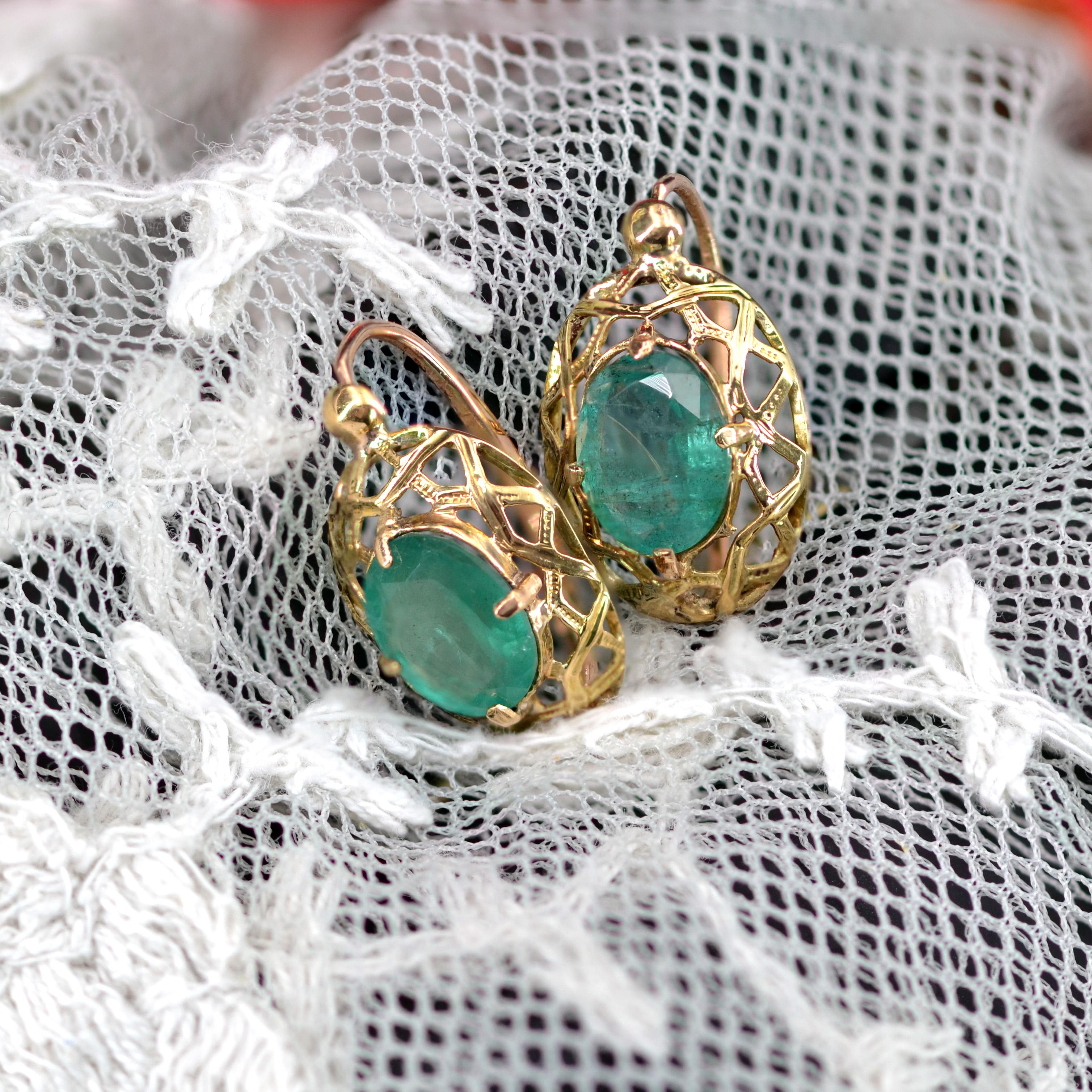 20th Century Emerald 18 Karat Yellow Gold Earrings For Sale 3