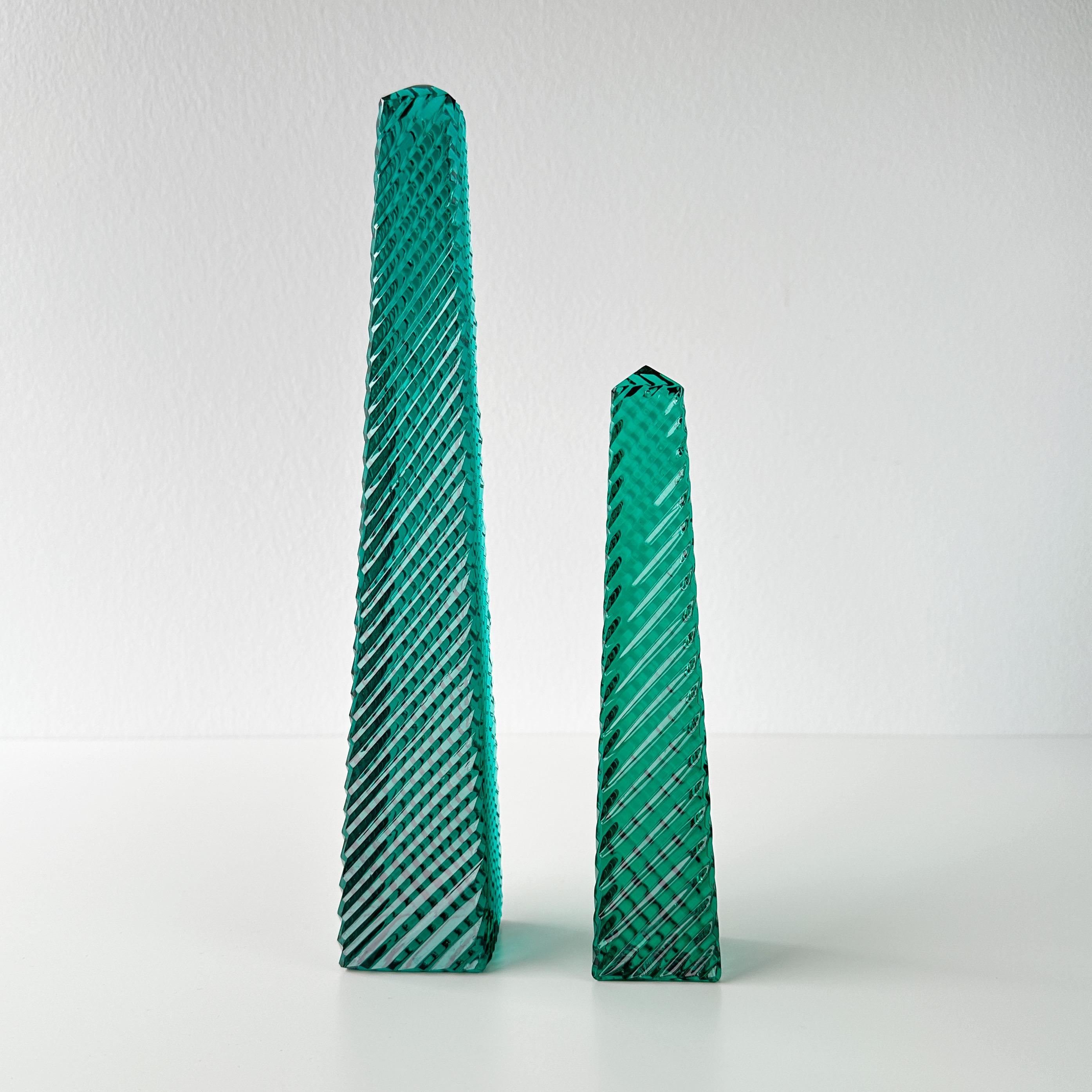Hollywood Regency 20th Century Emerald Green Cut Crystal Obelisk Pair For Sale