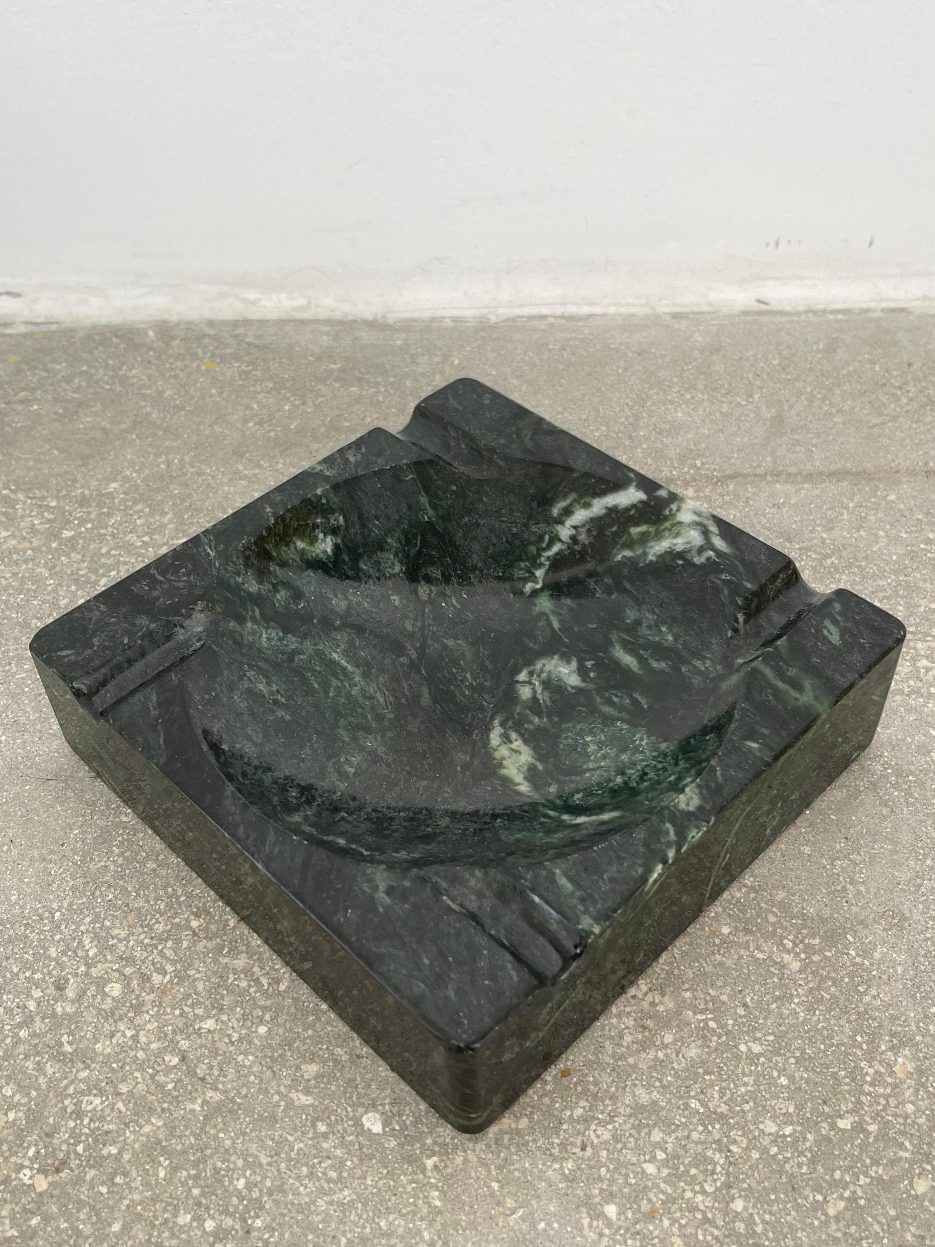 20th century Emerald green marble ashtray with 4 cigarettes holder slots. Beautiful marbling with a sophisticated chunky look that will look good on any surface. 

Dimensions:
6