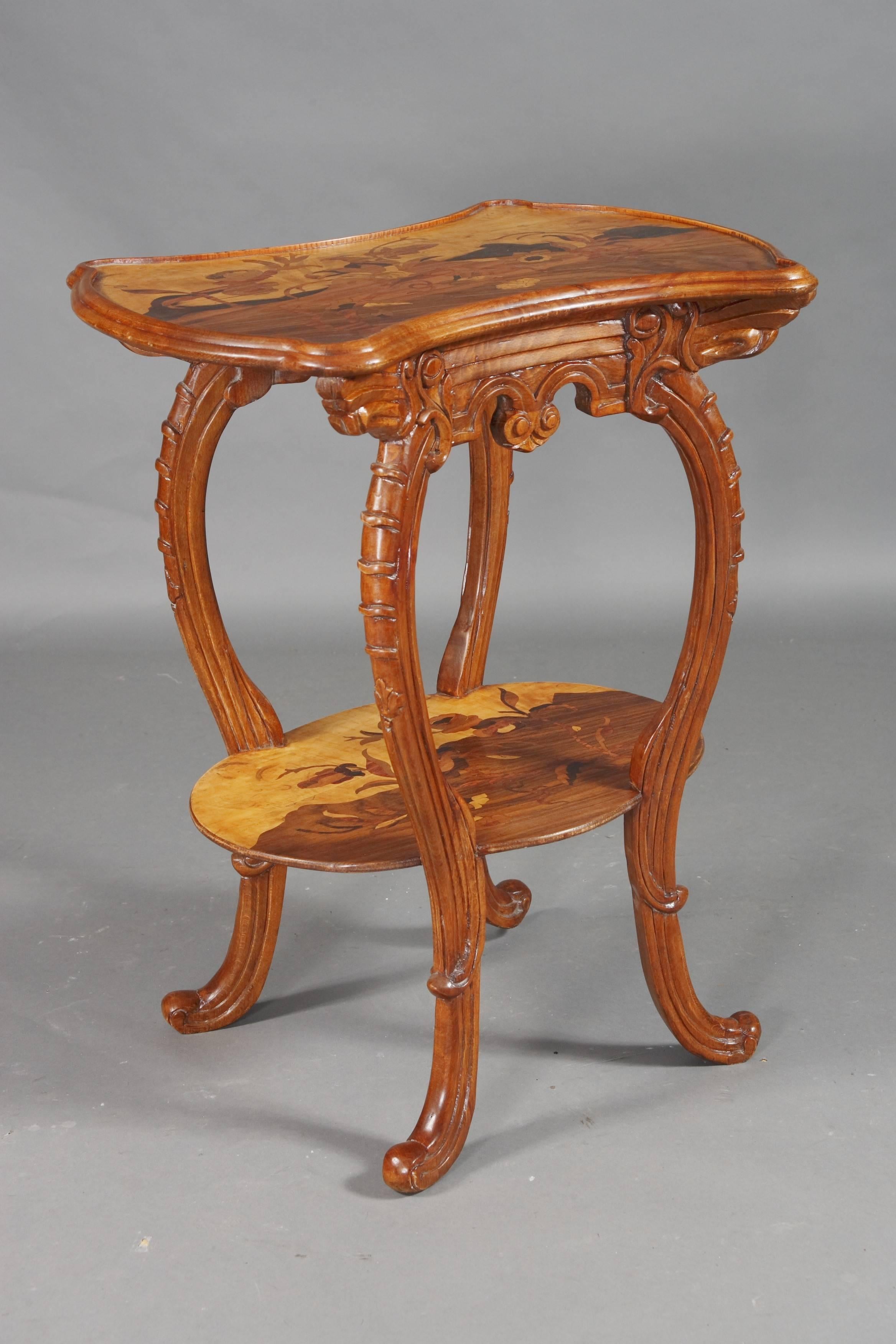 Occasional table in Emile Galle style.
Various colored veneers on solid wood.

(G-Gm-50).