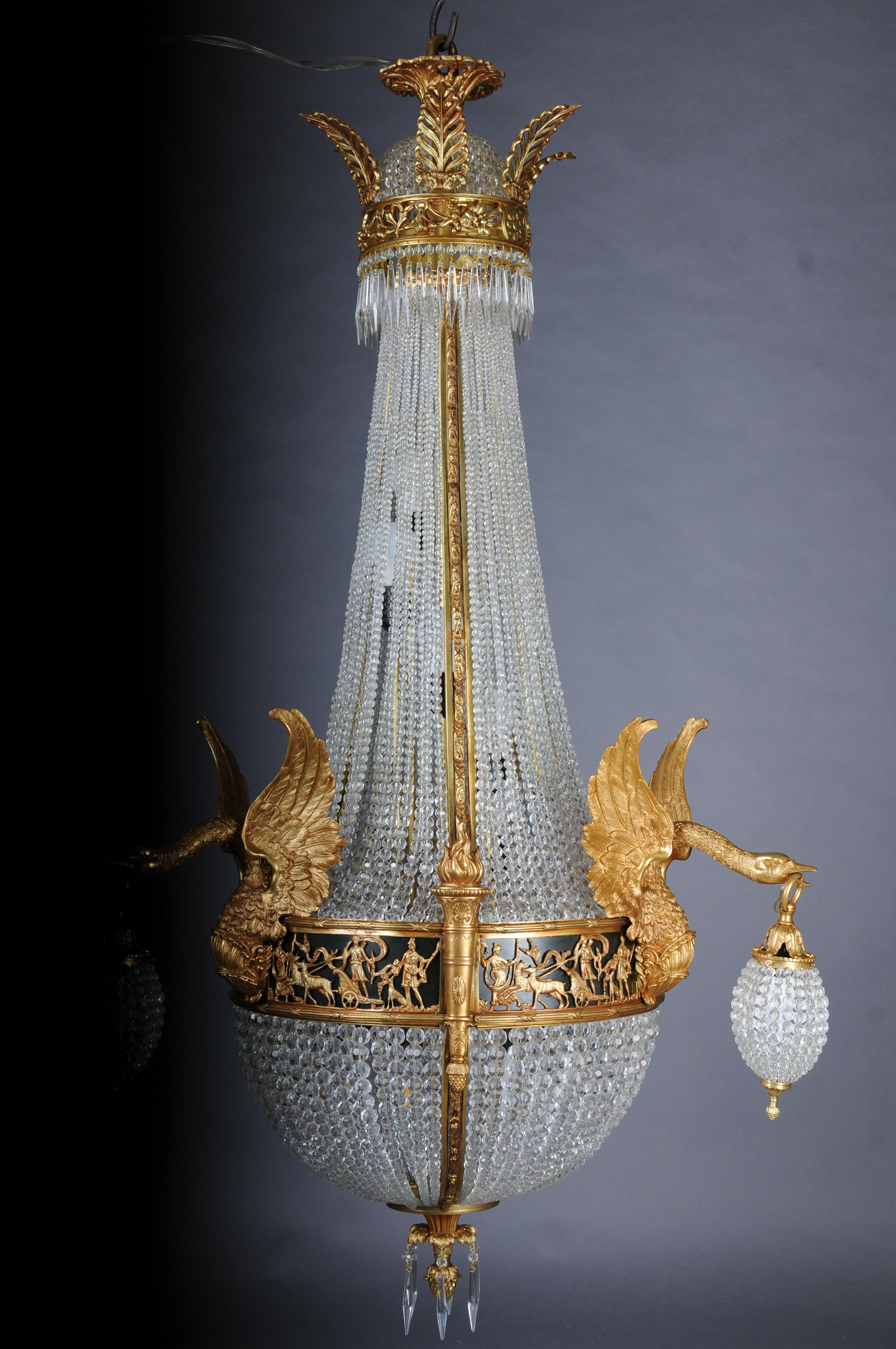 Francese Lampadario Impero del XX secolo, bronzo dorato a fuoco con cristalli a prisma a sfera, Parigi in vendita
