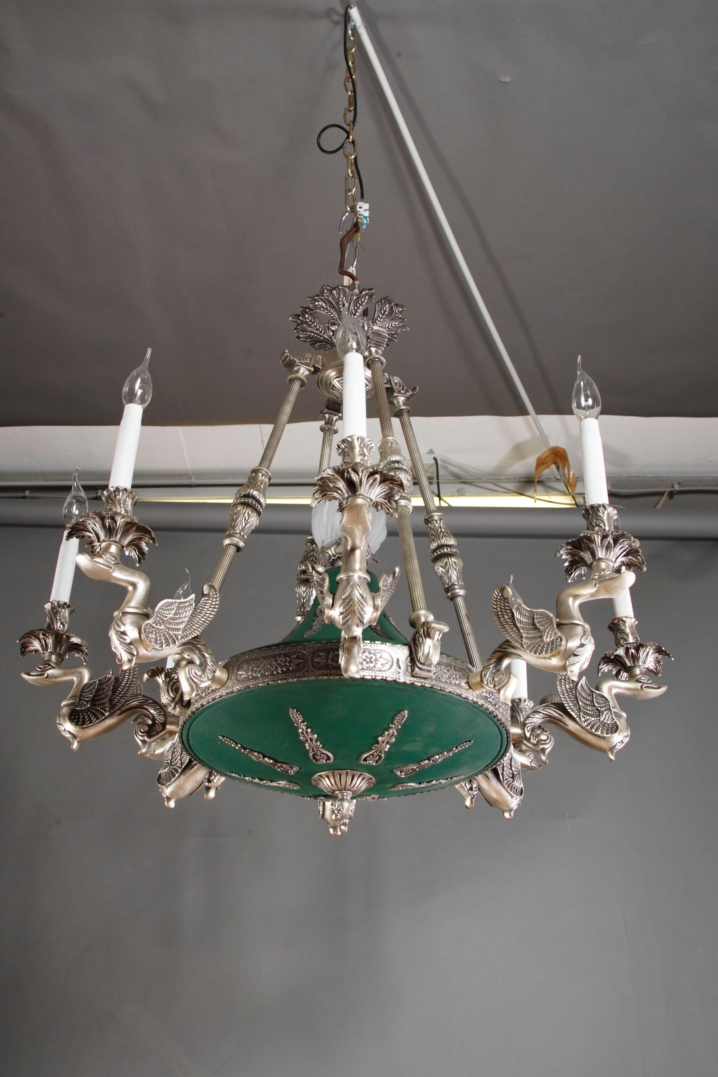 siglo XX  araña antigua de estilo imperio con 8 cisnes de latón plateado en venta 5