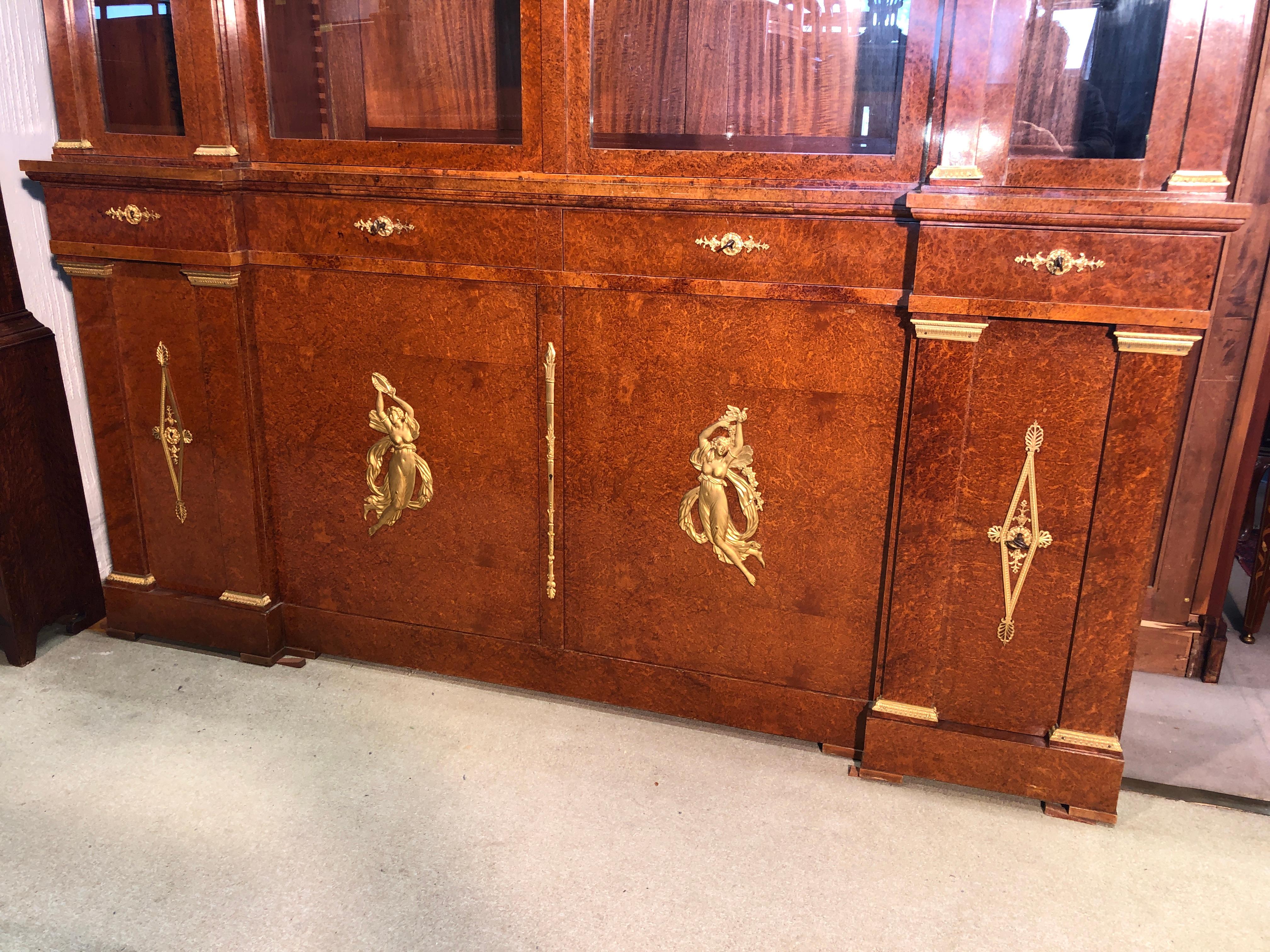 French cabinet in amboyna wood of the late 19th century, of great quality. Original gilt bronzes of excellent workmanship, in excellent condition, to be restored. Empire style. Unique, fantastic.