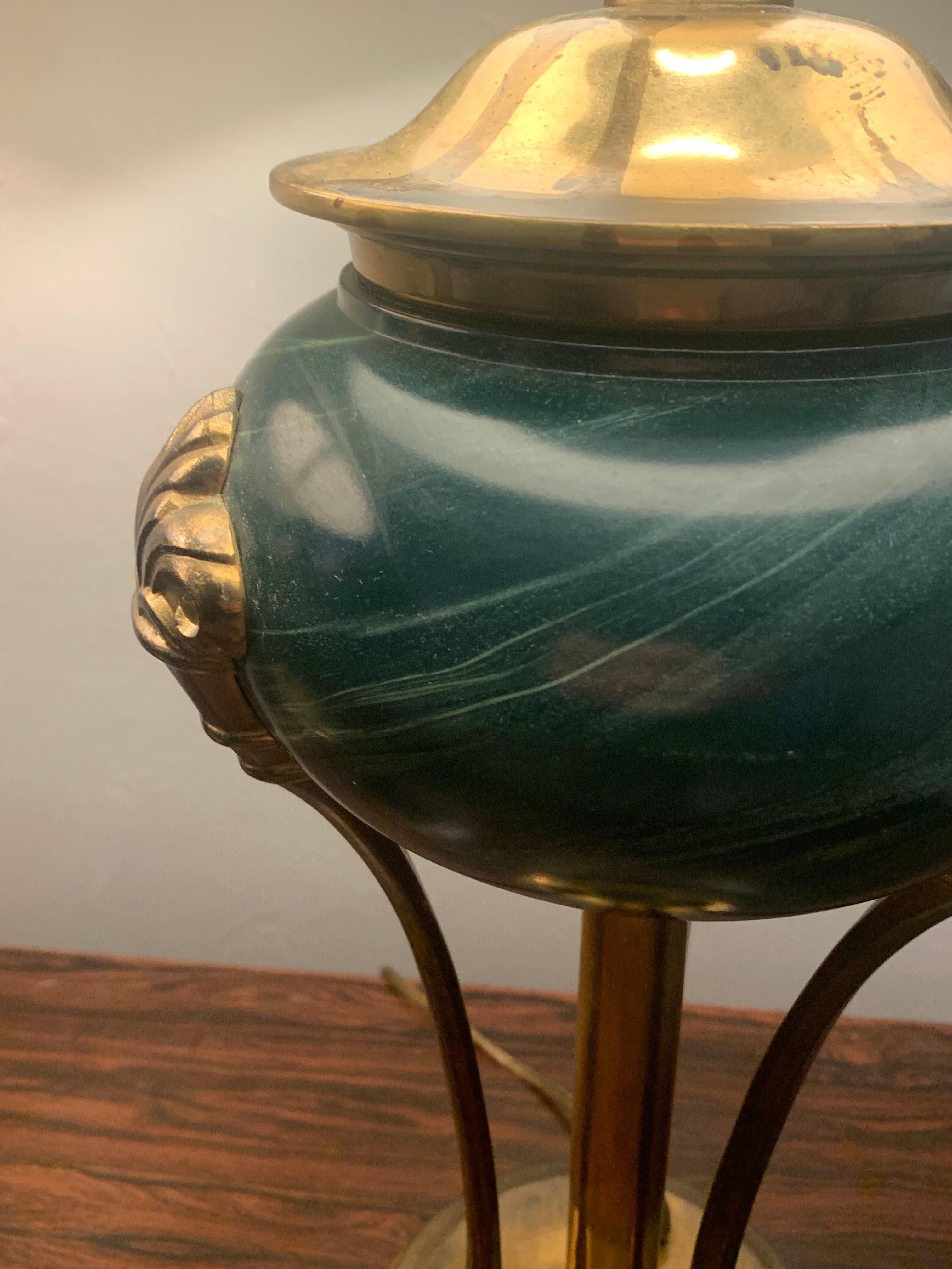 Lampes de table Empire du XXe siècle de style néoclassique en pierre verte et laiton en vente 1