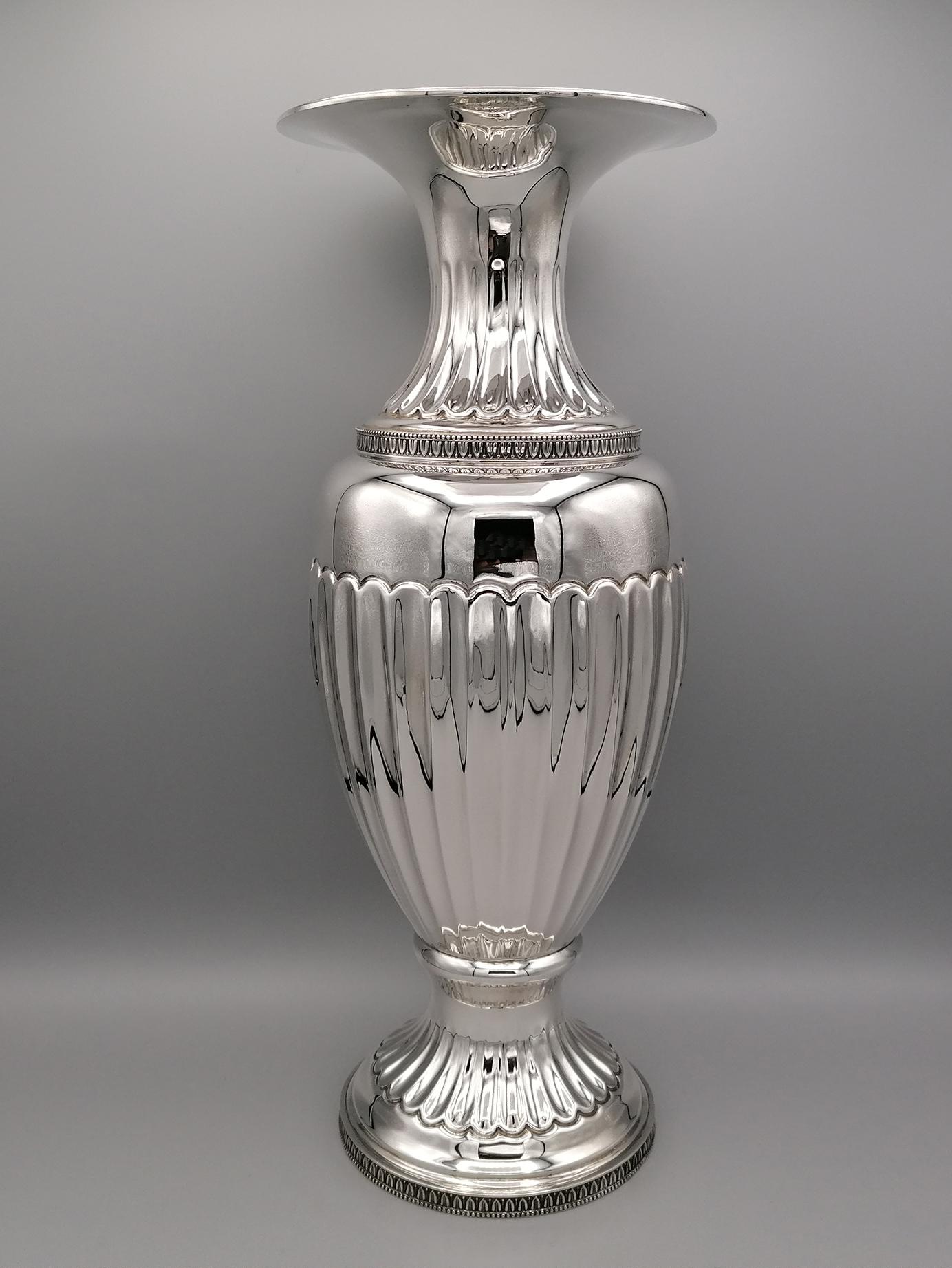 Vaso d'argento 800 Rinascita dell'Impero su piede. 
Il corpo e il piede sono decorati in rilievo e ambiguo. 
I cerchi a tre foglie determinano il tipico stile Impero
1,080 grammi.
Da Arval Argenti Valenza .- Italia
 