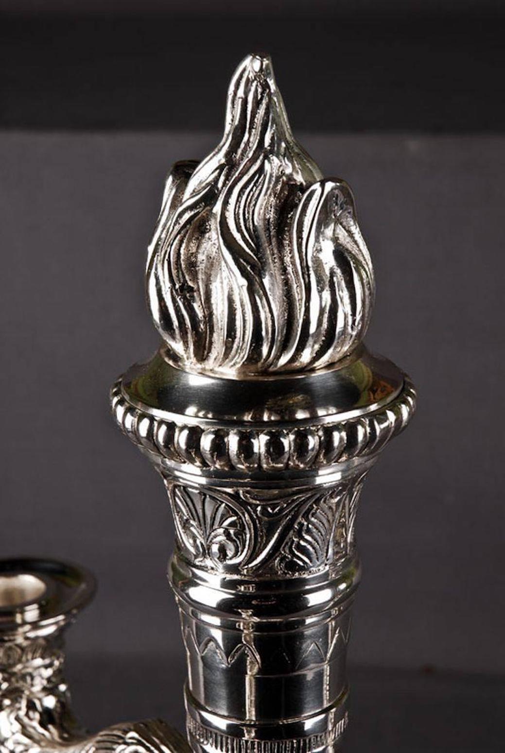 Französische versilberte Bronzekandelaber mit drei Krallenfüßen im Empire-Stil des 20. Jahrhunderts (Versilbert) im Angebot
