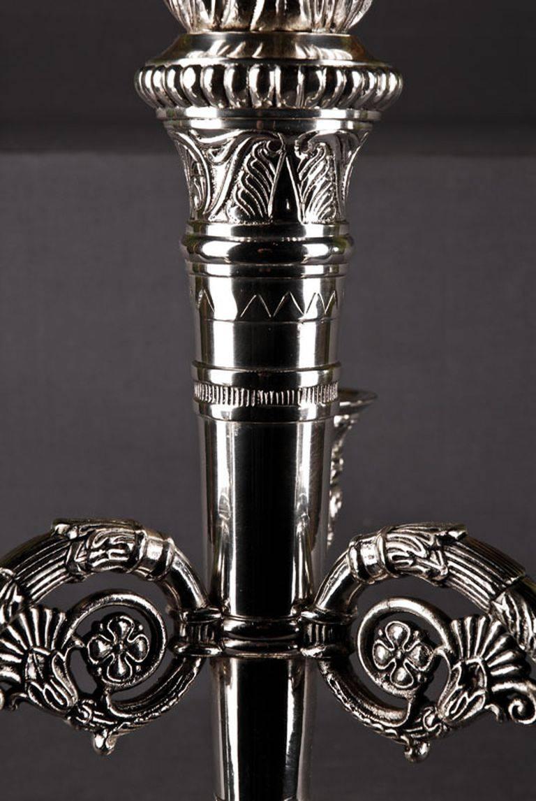 Candélabre français à trois pieds en bronze argenté de style Empire du XXe siècle Bon état - En vente à Berlin, DE
