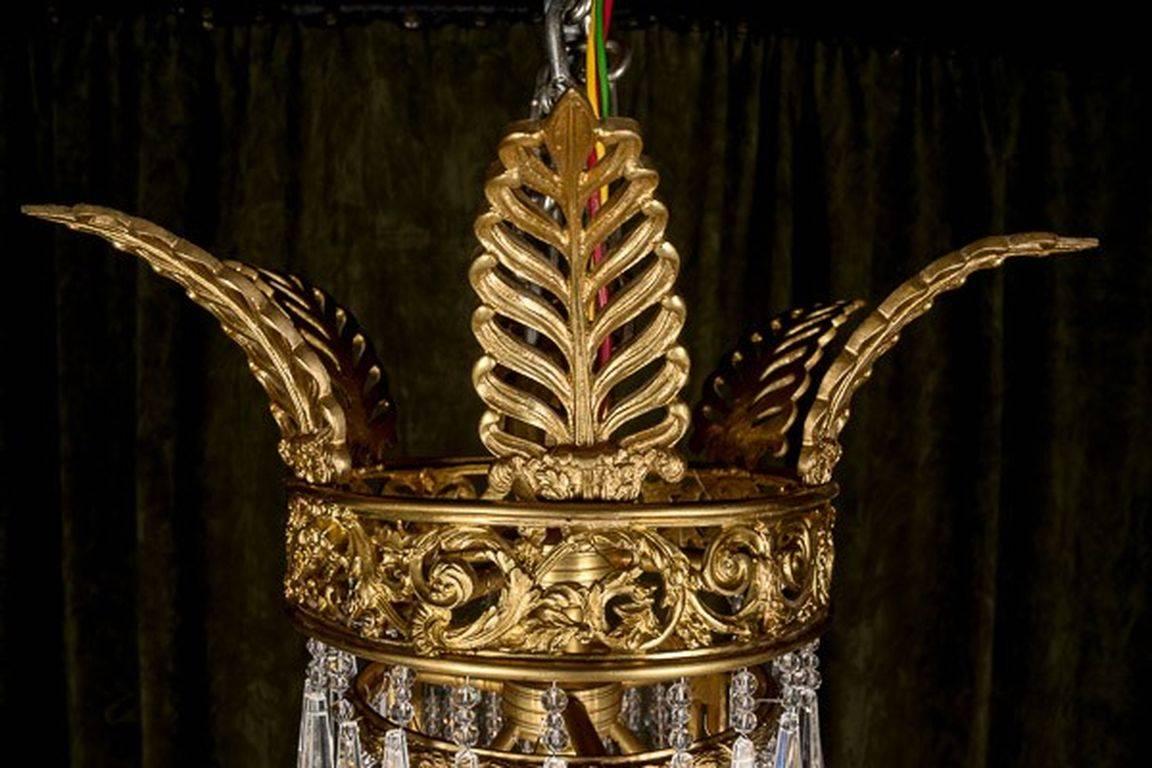 Majestätischer, prächtiger Kronleuchter im Empire-Stil, der auf Kaiserin Joséphine zurückgeht.
Außergewöhnlich scharfkantige, gravierte und gegossene Bronze. Korbförmiger Korpus aus handgeschnittenen Frenches-Kugelprismen (über 3.100 Stück).