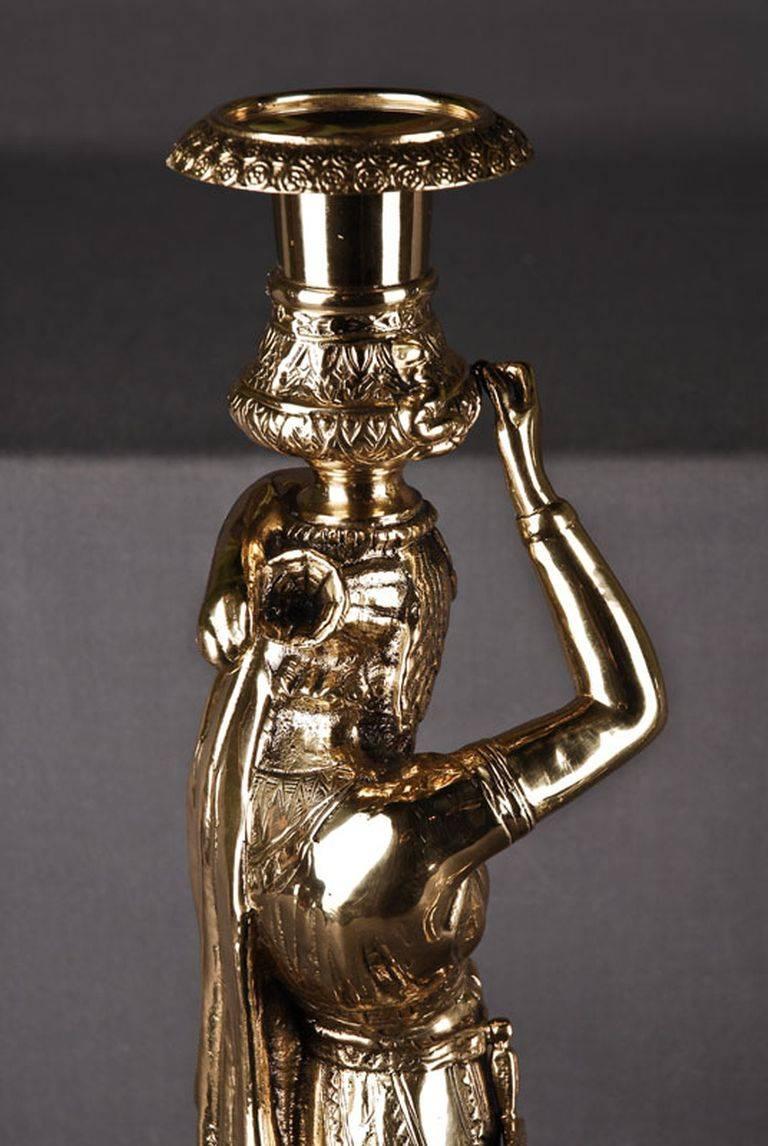 Bronze finement gravé et coulé. Représentation historique féminine égyptienne entièrement plastifiée. 

(AT&T-21-Bp).