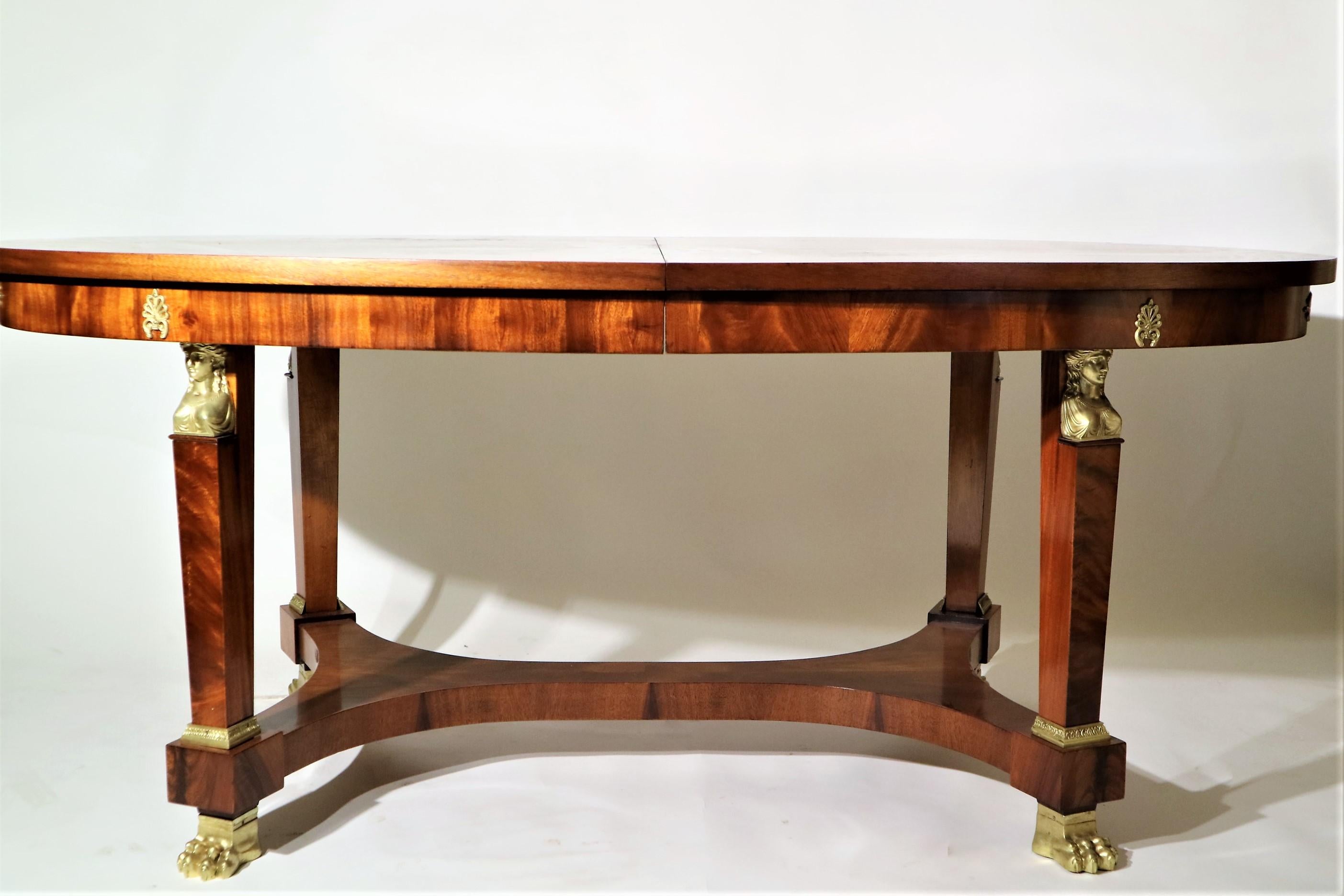 Empire style extensible dining table with beautiful oval shape in flamed mahogany, 20th century. Egyptian style bronze decorations on ferini feet. It is a very stabile table that leans on four legs with a cruise.

Table measures: cm. 180 x 110 x