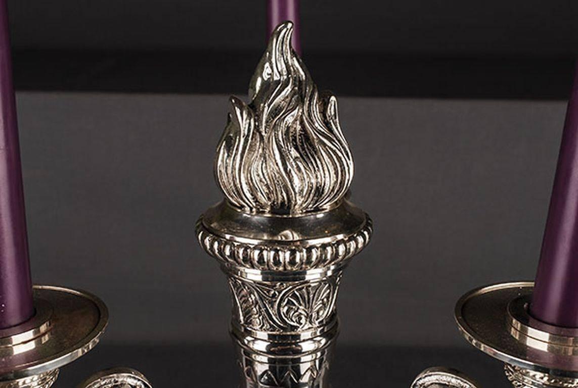 Bronze, fein graviert und versilbert. Drei stilisierte rollende Kerzenhalter in Hornform. 

(T-Mr-14-Bas).