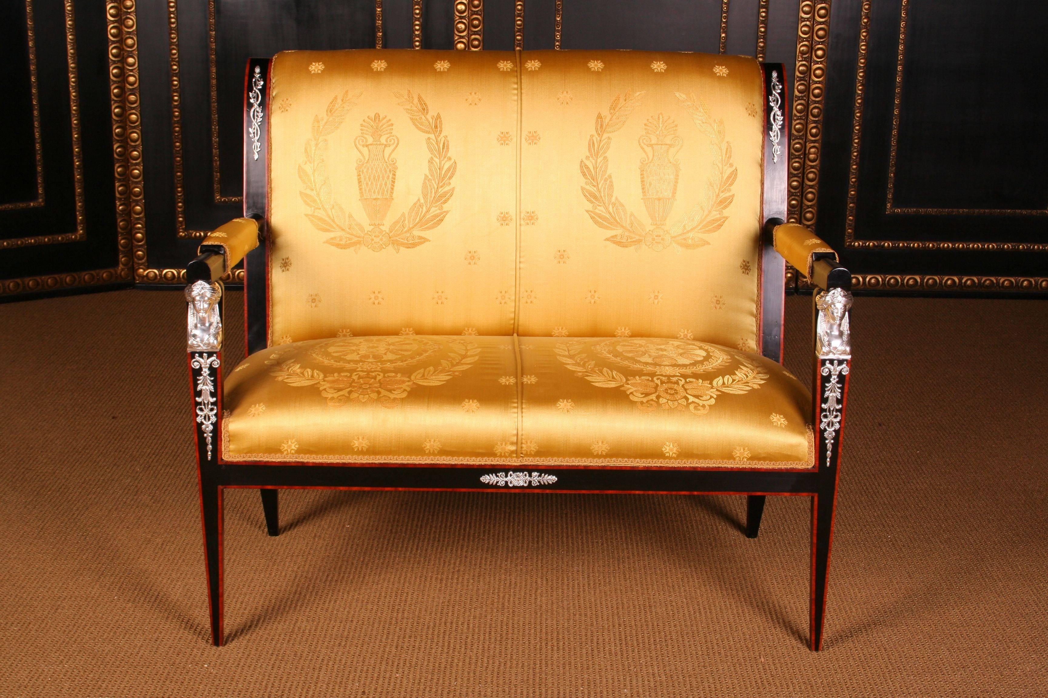 Guarnitura imperiale in stile Impero francese.
Legno massiccio di faggio ebanizzato. Montature e cariatidi dell'Impero finemente incise e placcate in argento.

Misure: Kanapee/divano: Larghezza 108 cm, altezza 98 cm, profondità 65 cm
Poltrona: