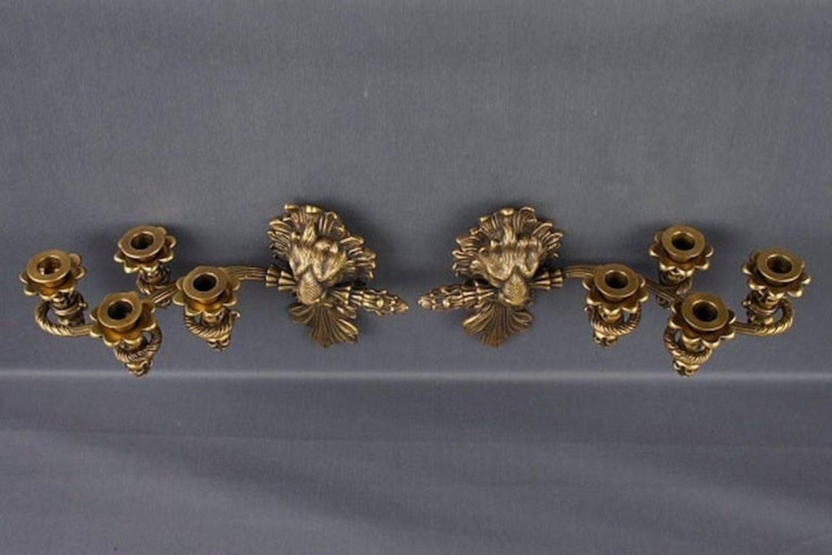 Applique Lion de style Empire.
Périodique à quatre flammes. Bronze patiné. Tête de lion moulée. En partant de là, quatre bras de lumière courbés en forme de vase, laçant des rosettes de feuilles, se terminant par des coquilles d'avant-toit à droite