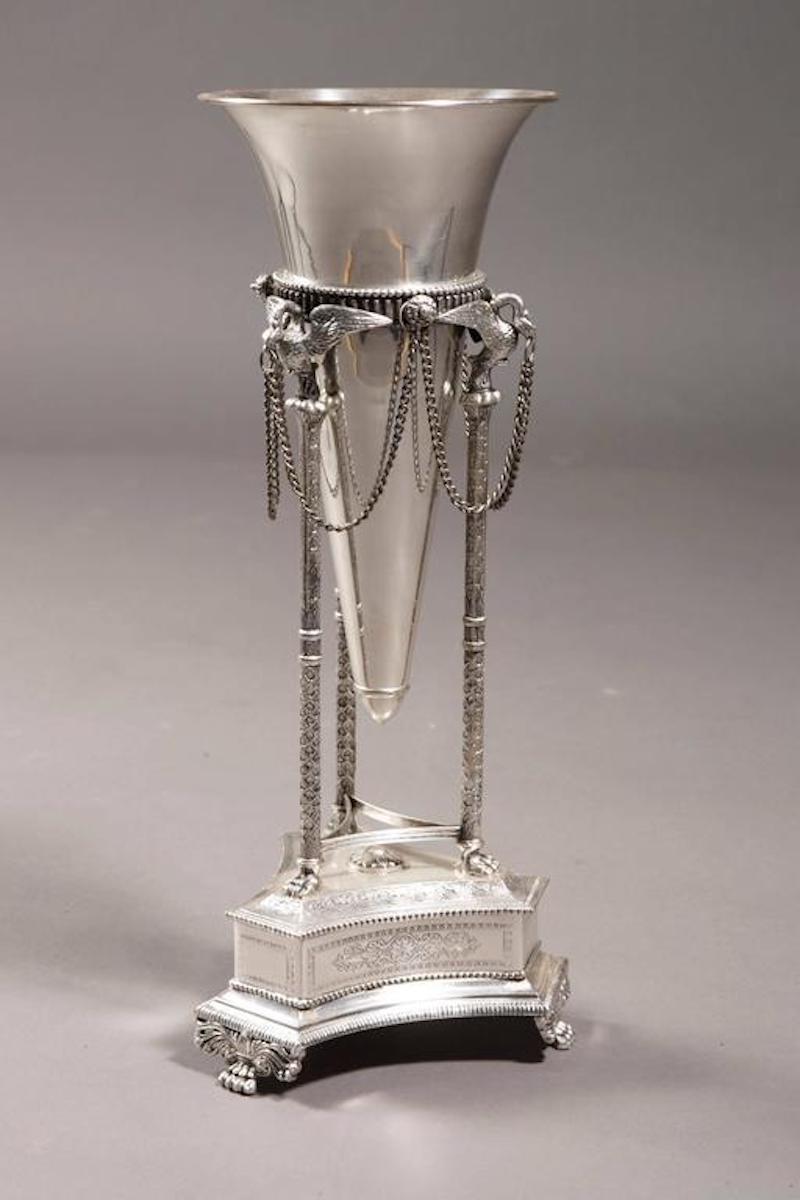 Bronzo, inciso e argentato. Alberi a tre colonne con cigni in plastica piena e finemente incisi. Inserto a forma di imbuto. 