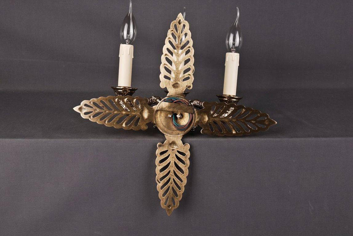 Decorative wall light in Empire style from 1800.
Finely cast bronze. Three stylized, horn-formed,

(F-Mr-26-Bp).